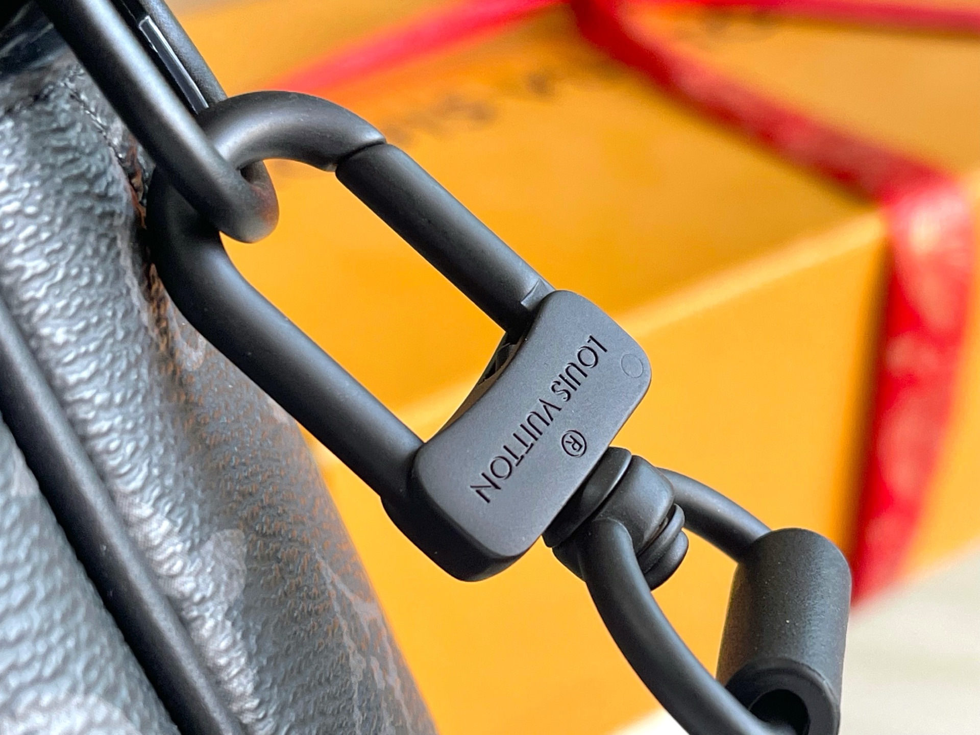 p990。（163 芯片）特级配全套包装【特级全钢五金 原厂皮】M46795 皮料是意大利A级皮料是在于品质、五金、面料、手工、油边、A级出品、图片跟产品一致丶配全套包装.尺寸:24x17x5CM 