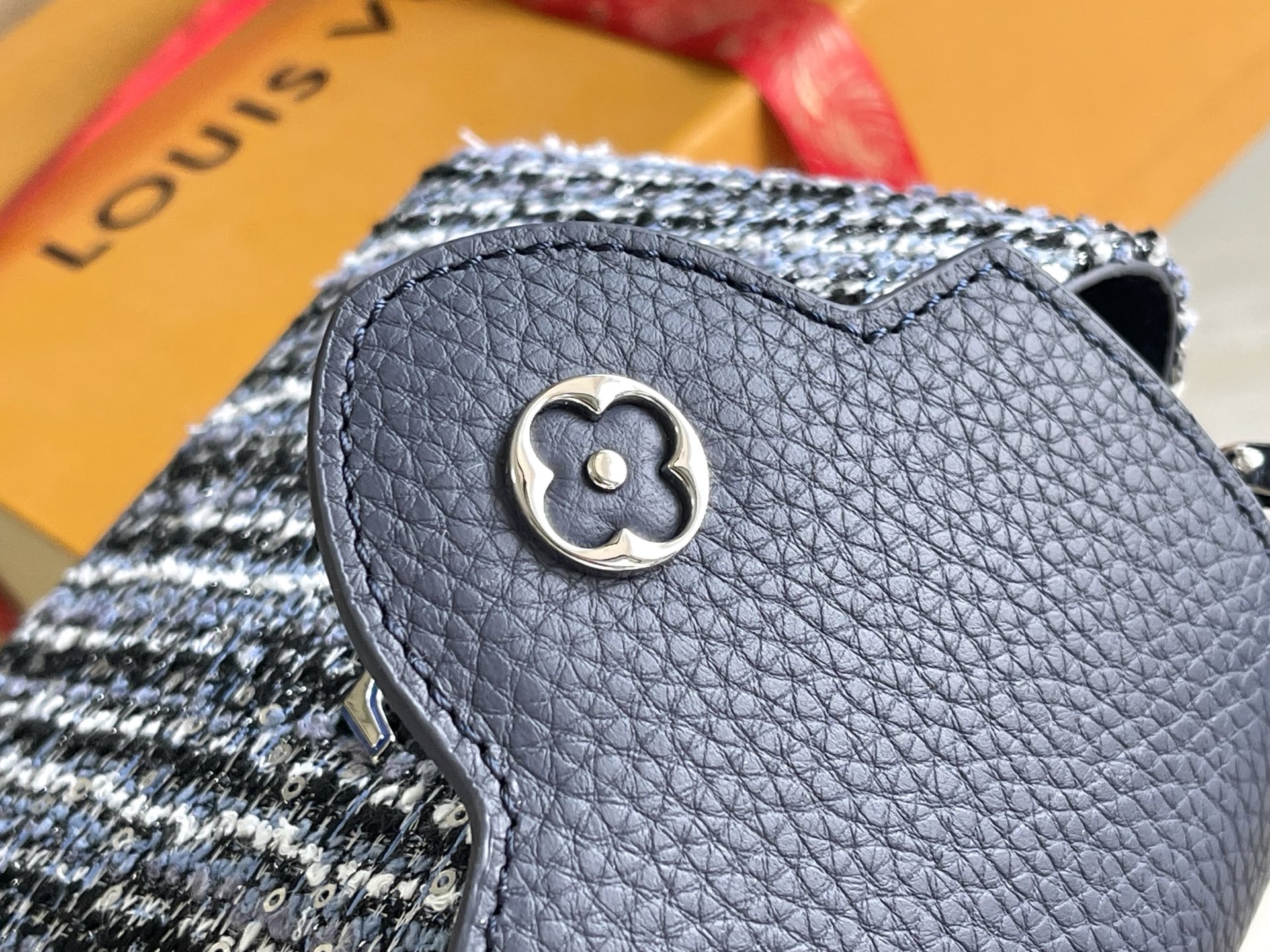 p1200。（163 芯片）特级配全套包装【特级精品原厂皮💋 M12948 迷你 蓝白花呢亮片
CapucinesBB手袋本季讲述全新的Capucines故事。精致的金属色Monogram花卉饰带，使此款经典手袋散发出更加柔美的气质。精致的白色包身搭配金色花冠装饰，优雅而实用。
详细特征21x 13x8cm