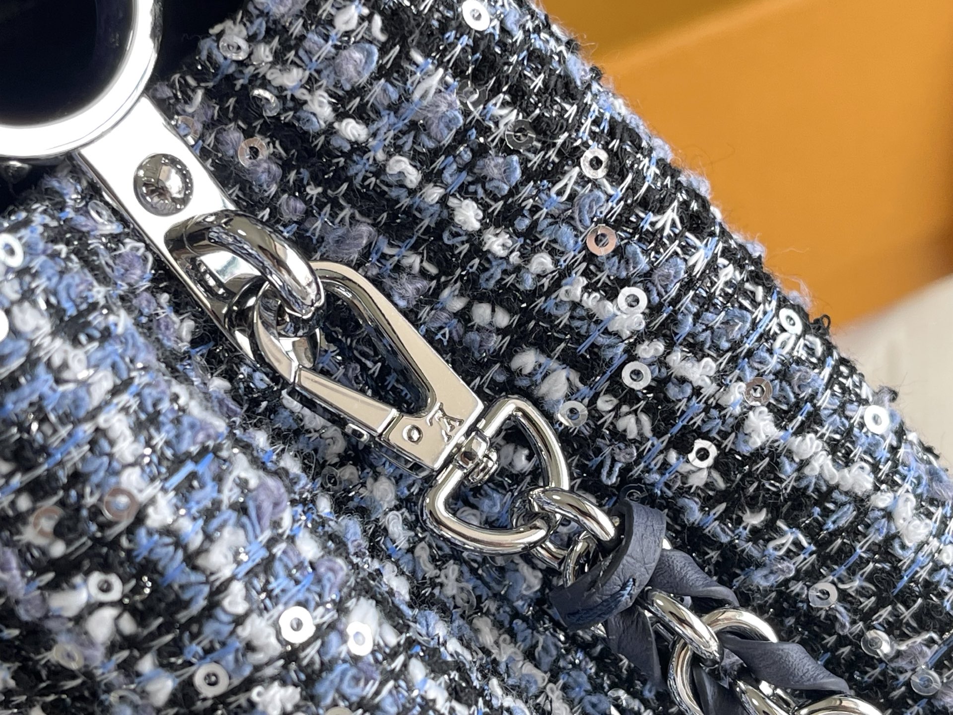 p1200。（163 芯片）特级配全套包装【特级精品原厂皮💋 M12948 迷你 蓝白花呢亮片
CapucinesBB手袋本季讲述全新的Capucines故事。精致的金属色Monogram花卉饰带，使此款经典手袋散发出更加柔美的气质。精致的白色包身搭配金色花冠装饰，优雅而实用。
详细特征21x 13x8cm