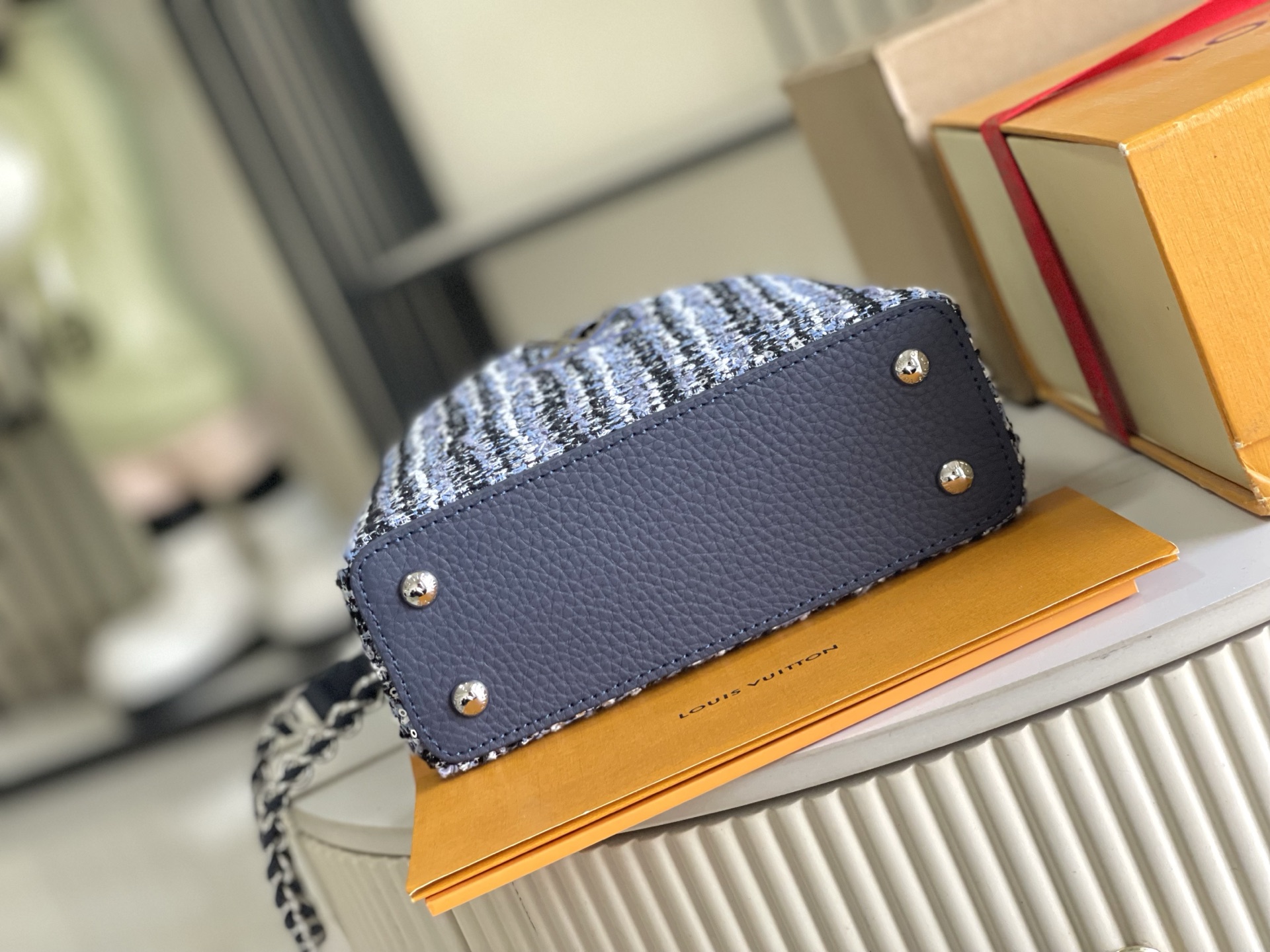 p1200。（163 芯片）特级配全套包装【特级精品原厂皮💋 M12948 迷你 蓝白花呢亮片
CapucinesBB手袋本季讲述全新的Capucines故事。精致的金属色Monogram花卉饰带，使此款经典手袋散发出更加柔美的气质。精致的白色包身搭配金色花冠装饰，优雅而实用。
详细特征21x 13x8cm