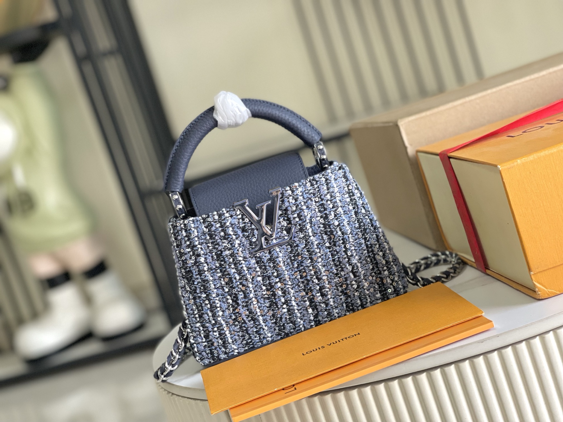 p1200。（163 芯片）特级配全套包装【特级精品原厂皮💋 M12948 迷你 蓝白花呢亮片
CapucinesBB手袋本季讲述全新的Capucines故事。精致的金属色Monogram花卉饰带，使此款经典手袋散发出更加柔美的气质。精致的白色包身搭配金色花冠装饰，优雅而实用。
详细特征21x 13x8cm