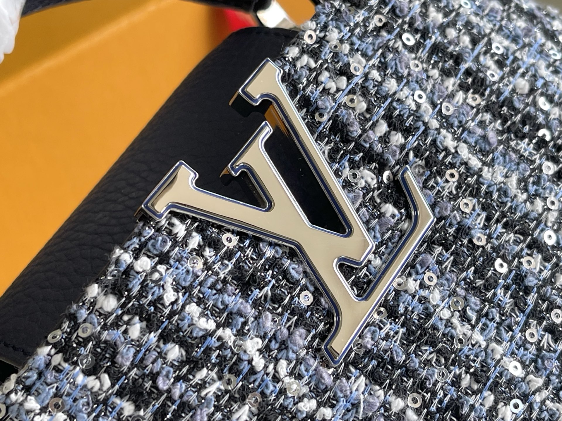 p1200。（163 芯片）特级配全套包装【特级精品原厂皮💋 M12948 迷你 蓝白花呢亮片
CapucinesBB手袋本季讲述全新的Capucines故事。精致的金属色Monogram花卉饰带，使此款经典手袋散发出更加柔美的气质。精致的白色包身搭配金色花冠装饰，优雅而实用。
详细特征21x 13x8cm