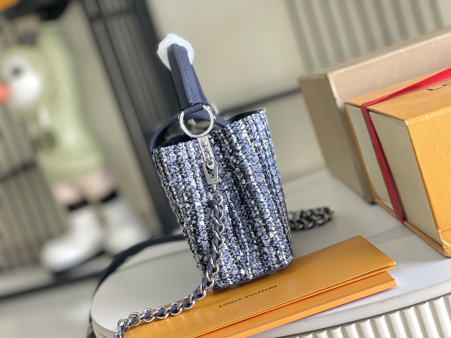 p1200。（163 芯片）特级配全套包装【特级精品原厂皮💋 M12948 迷你 蓝白花呢亮片
CapucinesBB手袋本季讲述全新的Capucines故事。精致的金属色Monogram花卉饰带，使此款经典手袋散发出更加柔美的气质。精致的白色包身搭配金色花冠装饰，优雅而实用。
详细特征21x 13x8cm