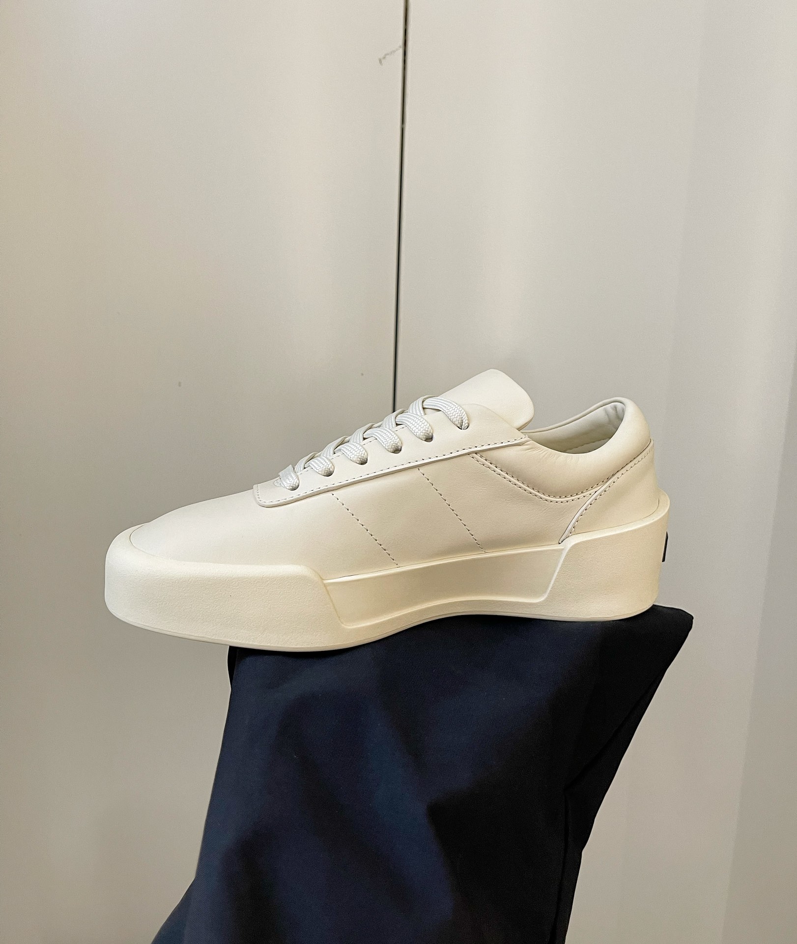 Luxurious Fear of God Silk-Skin Summer Sneakers in Rice and Sand Colors - 图片 7