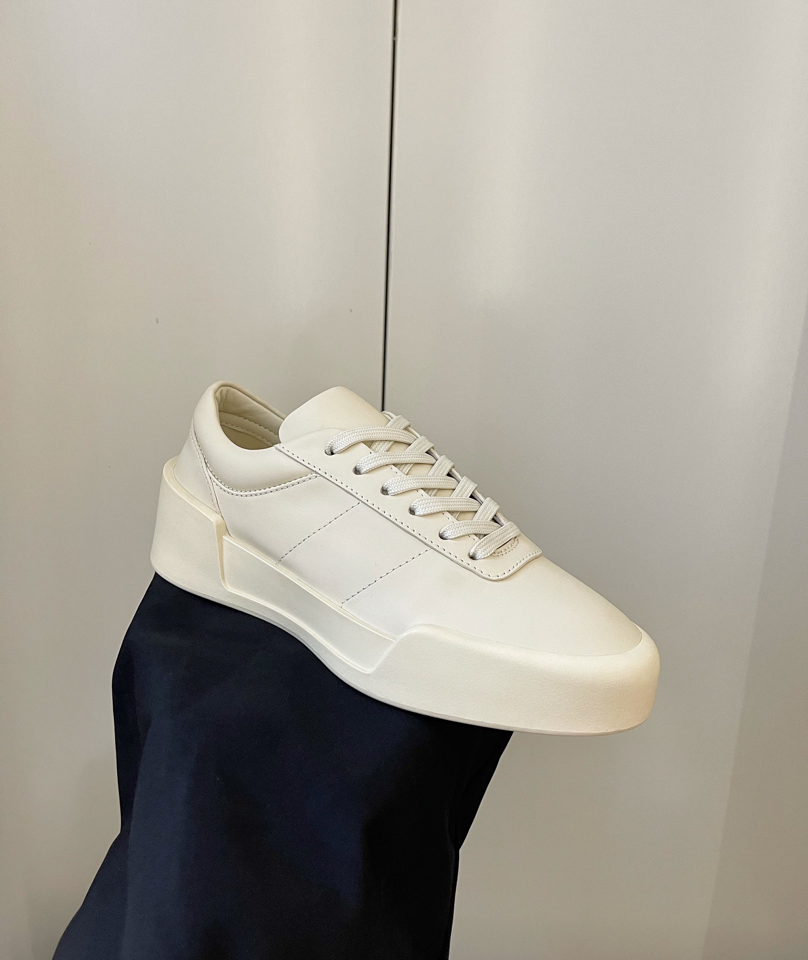 Luxurious Fear of God Silk-Skin Summer Sneakers in Rice and Sand Colors - 图片 6