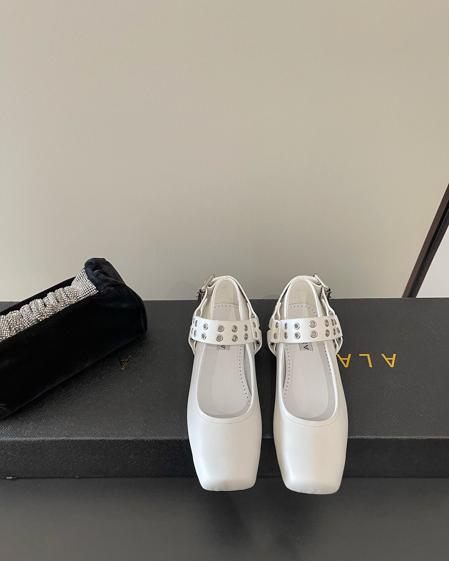 NO:266168,ALAIA Early Spring European and American punk rivets Mary Jane square-toe single shoes, the original top replica, the counter is released simultaneously, the fabric is specially supplied with imported calf leather, the whole pair of shoes is very textured, the inner footbed is imported cowhide, the imported original leather sole is simple and fashionable, and the feet are very delicate!  Color Black White Heel High Flat Bottom Size 35-40 (40 custom made without return or exchange), Mary Jane, alaia, mary jane, cowhide, Leather soles19860909ALAIA 早春欧美朋克铆钉玛丽珍方头单鞋  原版顶级复刻 专柜同步发售 面料采用特供进口小牛皮面 整双鞋就是非常显质感 内里垫脚牛皮 进口原版真皮大底 款式简约时尚 上脚十分显秀气 ！ Color黑 白 跟高 平底 Size 35-40（40定做不退换）,玛丽珍,alaia,mary jane,cowhide,Leather soles,Women's Shoes