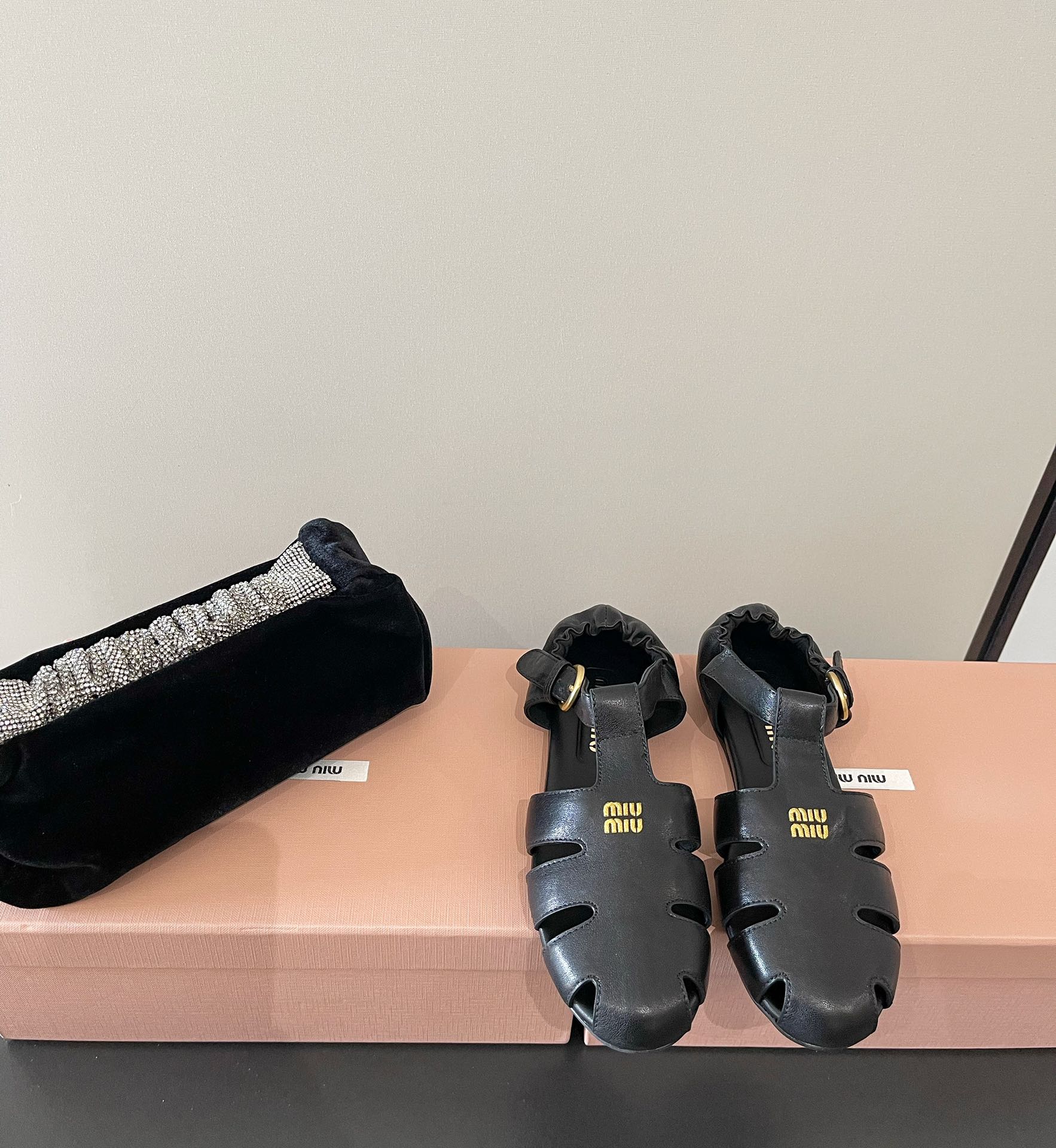 NO:173948,Miumiu early spring European and American retro and fashionable Roman sandals, original top replica, special counters are available for sale, the fabric is specially supplied with imported calf leather, the whole pair of shoes is very textured, the inner footbed is imported cowhide, imported original leather sole, simple and fashionable style, and the feet look very delicate!  Color Black White Brown Heel High Flat Sole Size 35-40 (40 Customized No Returns and Exchanges), Sandals, Miumiu, Sandals, Cowhide, Leather Soles19860909miumiu 早春欧美复古时尚后松紧带罗马凉单鞋  原版顶级复刻 专柜同步发售 面料采用特供进口小牛皮面 整双鞋就是非常显质感 内里垫脚牛皮 进口原版真皮大底 款式简约时尚 上脚十分显秀气 ！ Color黑 白 棕 跟高 平底 Size 35-40（40定做不退换）,凉鞋,miumiu,sandals,cowhide,Leather soles,Women's Shoes