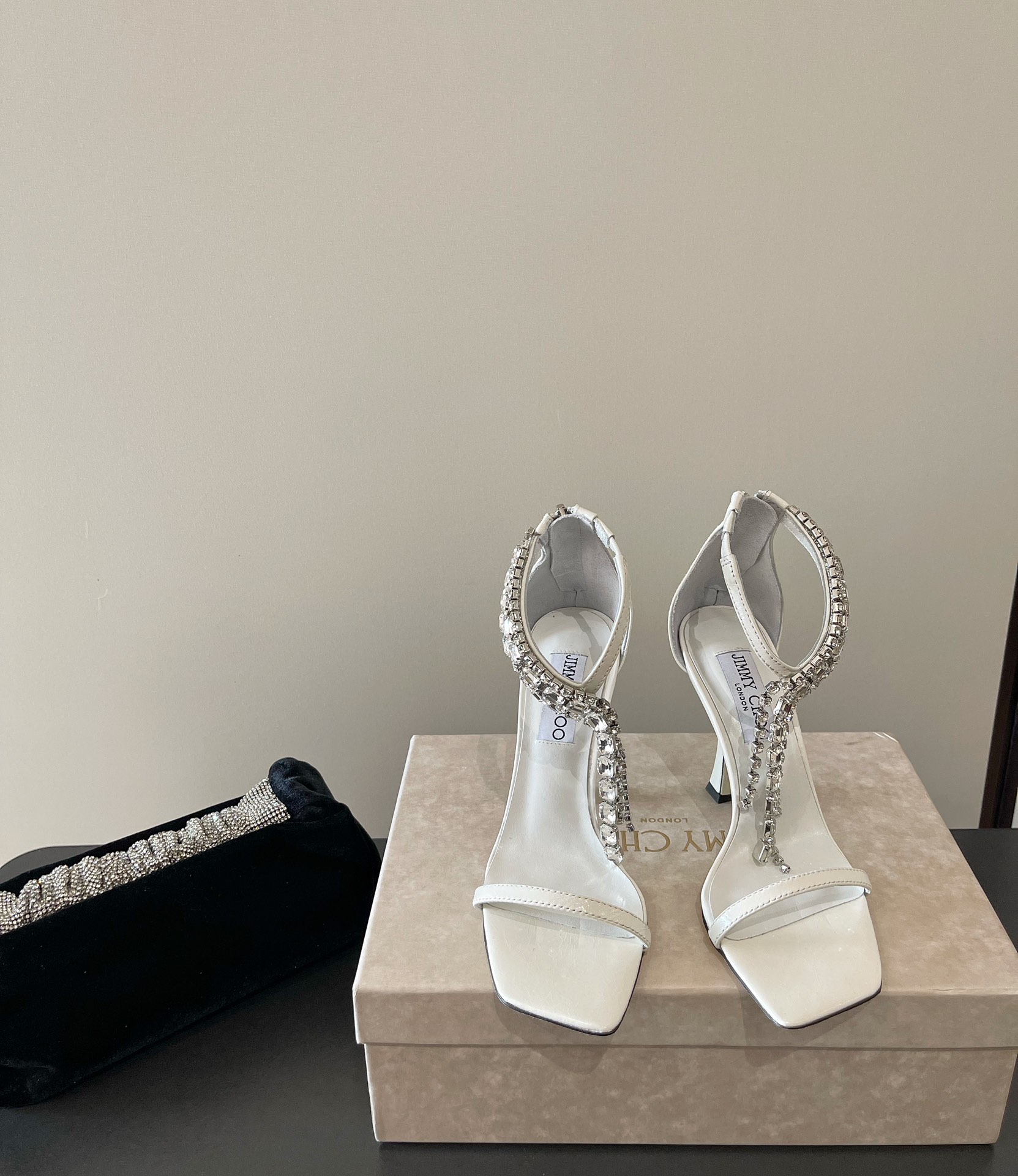 NO:173951,Jimmy Choo Verity Sandal Fashionable high-heeled heavy industrial sewing and diamond exquisite sandals, synchronous counter, specialty, specialty, comfortable and casual, sweet, easy to satisfy without any detachment, blingblingbling comes with a noble and elegant atmosphere, shining and not vulgar!  The shoe shape is very modified with the foot shape, the smooth lines show a sense of high-end feeling, and the foot is exquisite and age-reducing!  Upper beef patent leather   hand-sewn diamond imported sheepskin, Italian leather outsole Heel height 10cm Size35-42 (custom made in 40-42), sandals, jimmy choo, sandals, sheepskin, Leather soles19860909Jimmy Choo Verity Sandal 时尚高跟重工缝钻精致凉鞋 同步专柜 主打精致 舒适度休闲 甜美  无解风都轻松满足 blingbling 迎面扑来高贵典雅的气息,闪亮不显庸俗！鞋型非常修饰脚型,流畅线条尽显高级感,上脚精致又减龄！ 鞋面牛漆皮 手工缝钻 内里进口羊皮, 意大利真皮大底 跟高10cm Size35-42（40-42订做）,凉鞋,jimmy choo,sandals,sheepskin,Leather soles,Women's Shoes