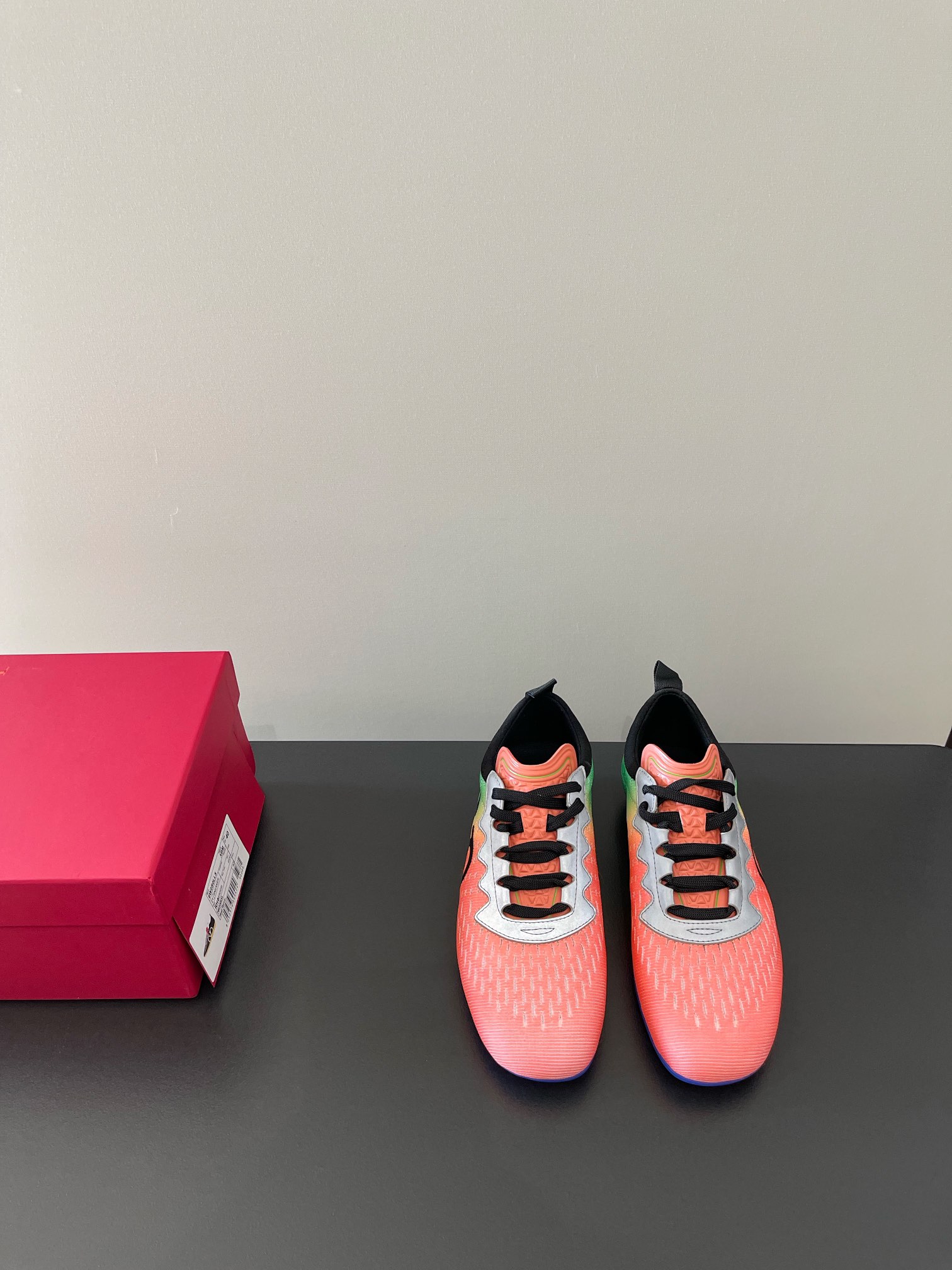 NO:173939,(The highest version) VALENTINO Valentino's latest RUNBOOT fashionable, light and comfortable basketball shoes running shoes sports integrated multi-functional design for men and women. Synchronous counter focuses on exquisite, comfortable and casual, 1:1 high-end creation, easy to satisfy without any relief, a noble and elegant atmosphere is shiny and not vulgar!  The shoe shape is very modified with the foot shape, and the smooth lines show the high-end feeling! The upper is delicate and soft eye holes, and the two choices of high-end technology fabrics. The inner lining is super soft and velvet, and the outer sole is wear-resistant. TPU, men and women, 35-41 (gift ribbon shoelaces) men and 38-46 (gift standard black shoelaces), casual shoes/sports shoes, valentino, valentino, sneakers, sheepskin19860909（最高版本） VALENTINO 华伦天奴最新RUNBOOT时尚轻盈舒适 篮球鞋 跑步鞋 运动集于一体多功能设计男女同款 同步专柜 主打精致 舒适度休闲 1:1高端打造 无解风都轻松满足 迎面扑来高贵典雅的气息,闪亮不显庸俗！鞋型非常修饰脚型,流畅线条尽显高级感! 鞋面细腻柔软眼孔小羊皮 高端科技织物两种选择 内里超柔反绒专用里 大底耐磨TPU 男女款女35-41（赠丝带鞋带）男38-46（赠标准黑色鞋带）,休闲鞋/运动鞋,valentino,valentino,sneakers,sheepskin,Women's Shoes