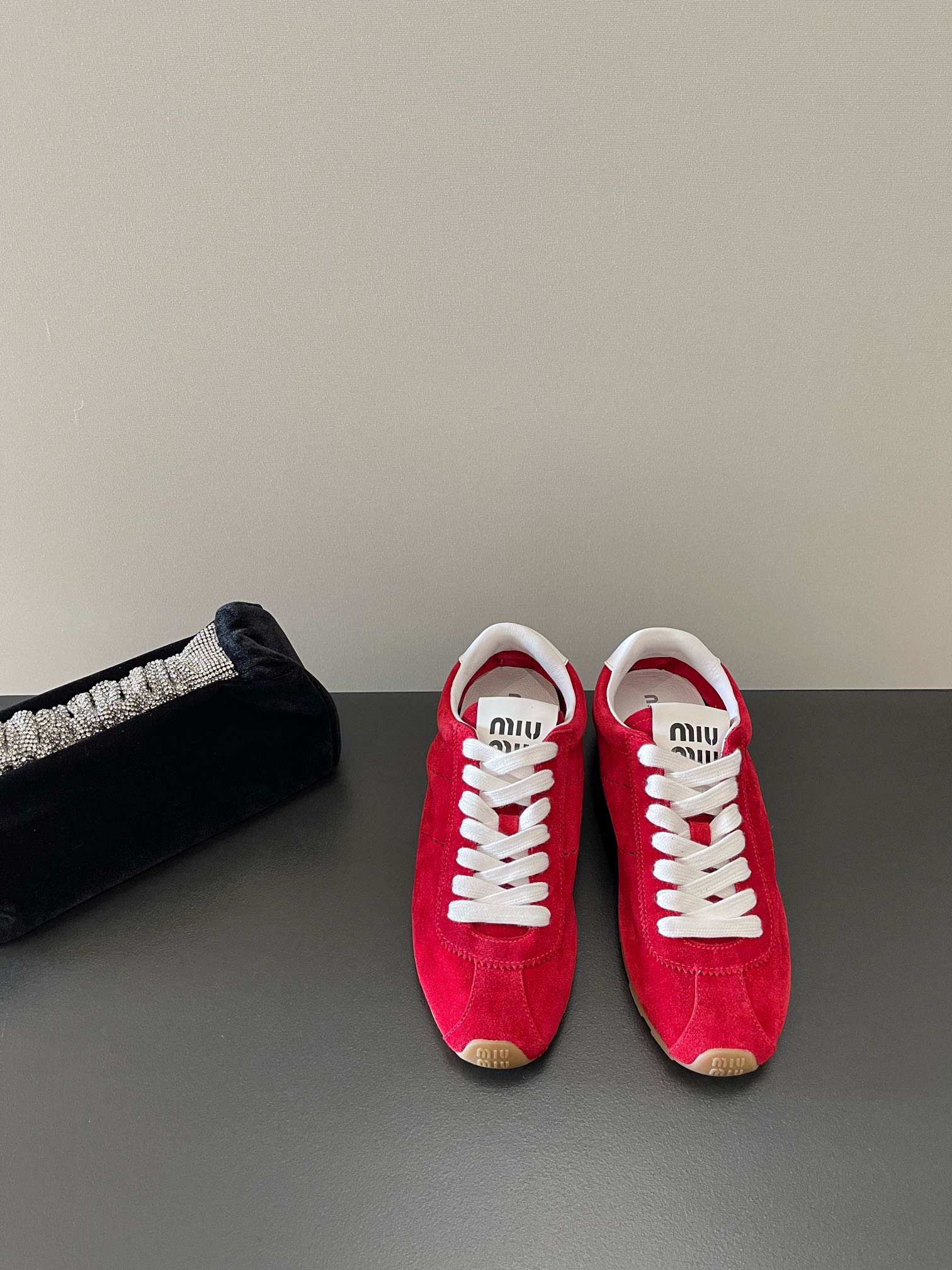 NO:173927,Miumiu's latest early spring European and American retro fashion moral training thick-soled casual shoes. The original top replica is released simultaneously on the counter. The fabric is specially supplied with imported calf leather. The whole pair of shoes is very textured. The inner footbed cowhide is imported. The imported original sole is simple and fashionable. It looks very delicate on the feet!  Size 35-41 (40 41 custom made without return), casual shoes/sports shoes, miumiu, sneakers, cowhide19860909miumiu 最新早春欧美复古时尚德训厚底休闲鞋板鞋  原版顶级复刻 专柜同步发售 面料采用特供进口小牛皮面 整双鞋就是非常显质感 内里垫脚牛皮 进口原版大底 款式简约时尚 上脚十分显秀气 ！ Size 35-41（40 41定做不退换）,休闲鞋/运动鞋,miumiu,sneakers,cowhide,Women's Shoes