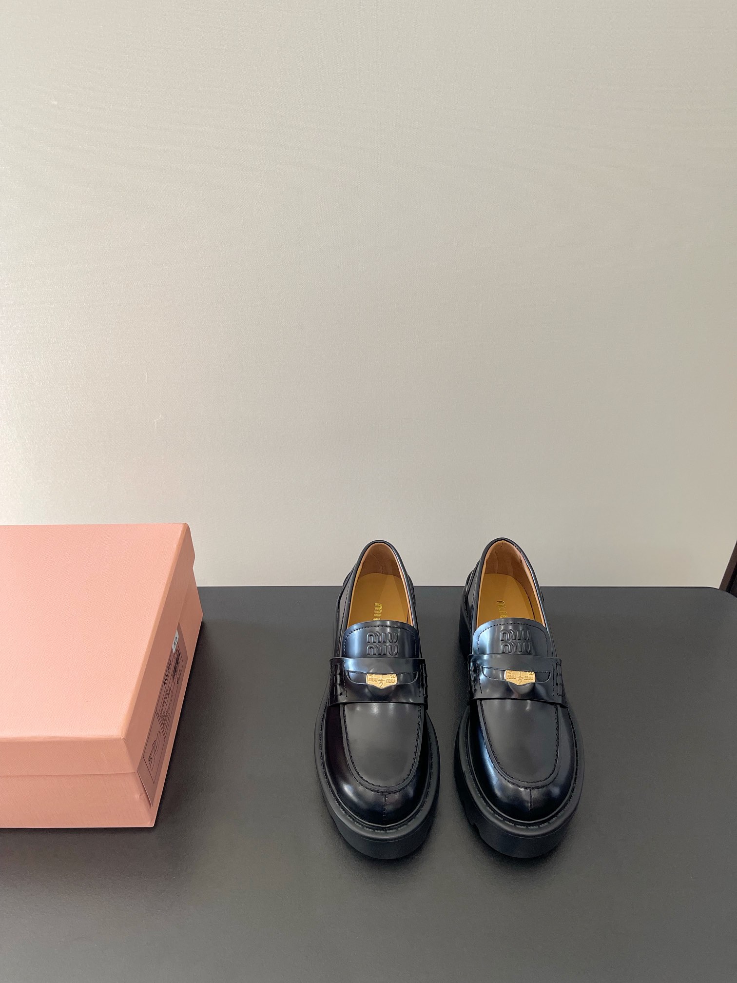 NO:166769,MiuMiu's new style of wealth coin thick-soled flat-soled loafers!  It is comfortable and breathable to wear on your feet, and it is worth buying. The cute little details of girls have been holding on to Miu. Loafers have been blowing very much in recent years. The new 