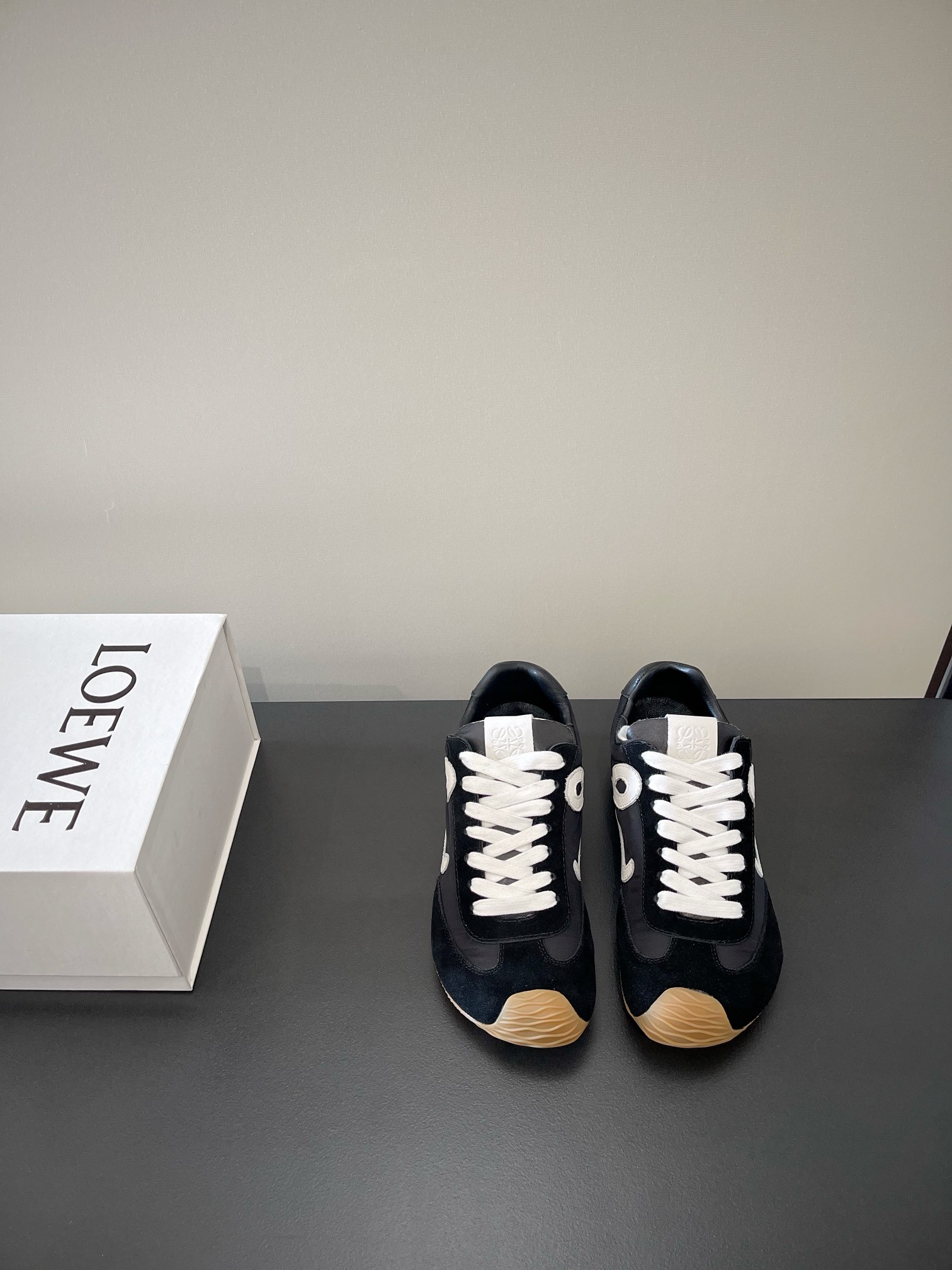 NO:235311,Box 10 LOEWE Early Spring Forrest Gump Shoes, Destoring Shoes, Sports Shoes, the latest hits on the entire network, Luo Yiwei color-blocking sports shoes!  The minimalist style is really perfect and versatile!  Just wear it easily and the shoes are very high-end and light!  No pressure to go shopping!  The biggest feature of this shoe is invincible and comfortable to wear, it is light and has no weight-bearing feeling. It does not require a running-in period, so comfortable that you feel like you are not wearing shoes. You are an old friend when you put it on. The upper is frosted leather splicing fabric inner sheepskin TPU combination sole SIZE 35-40 (customized for 40, 41), casual shoes/sports shoes, loewe, loewe, sneakers, sheepskin19860909批盒10 LOEWE 早春阿甘鞋 德训鞋 运动鞋 全网最新爆款 罗意威拼色运动鞋！极简风格真的做到极致、实在太百搭！随便穿搭就可以很高级、鞋子很轻便！逛街暴走无压力！这鞋最大特点上脚无敌舒适、穿起来很轻盈没有负重感,无需磨合期、舒适到让你感觉没穿鞋一样、上脚就是老朋友, 鞋面 磨砂皮拼接织布 内里绵羊皮 TPU组合鞋底 SIZE 35-40（40、41订做）,休闲鞋/运动鞋,loewe,loewe,sneakers,sheepskin,Women's Shoes