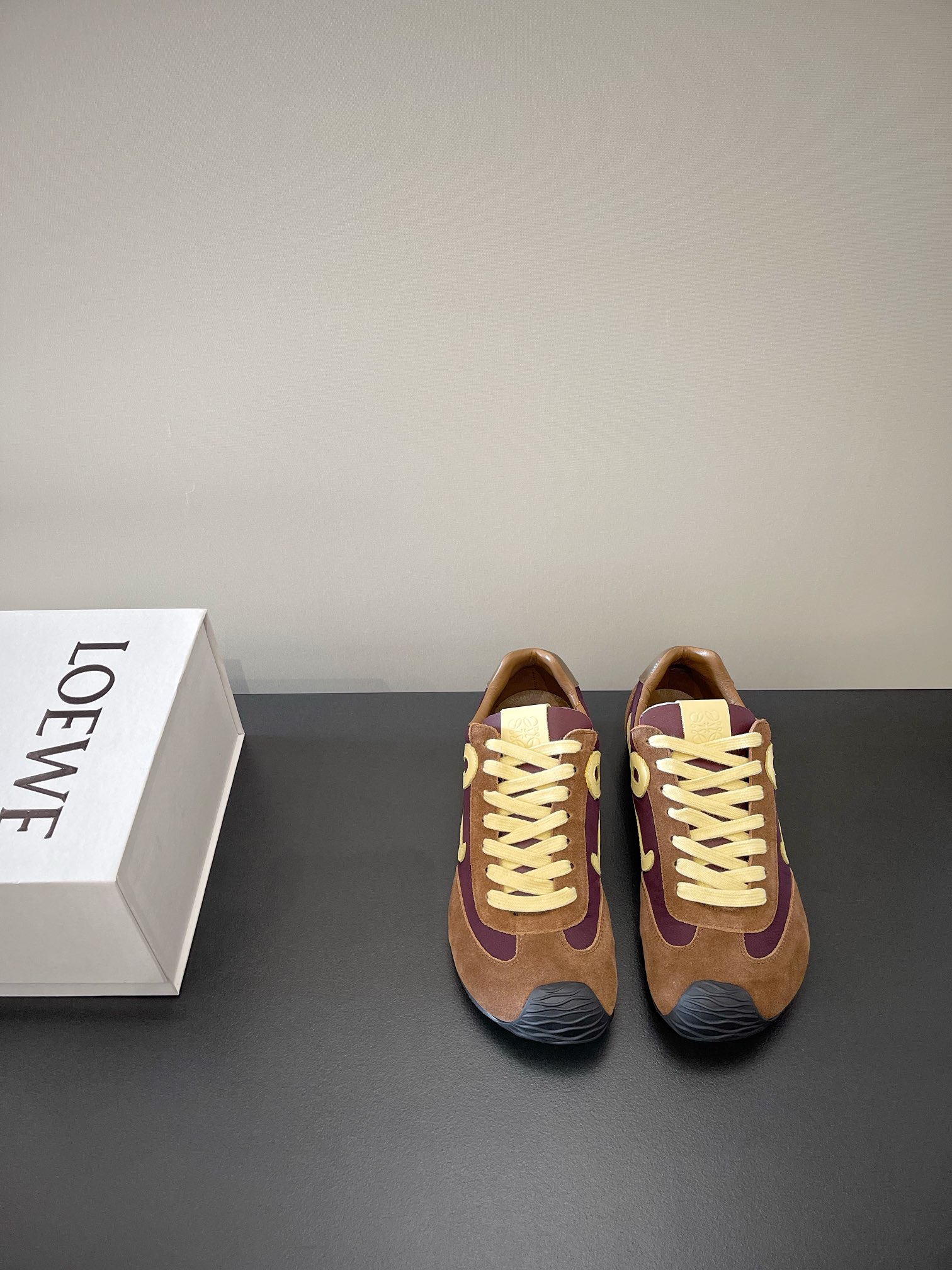 NO:164516,LOEWE Early Spring Forrest Gump shoes, Destoring shoes, sports shoes, the latest hits on the entire network, Luo Yiwei color-blocking sports shoes!  The minimalist style is really perfect and versatile!  Just wear it easily and the shoes are very high-end and light!  No pressure to go shopping!  The biggest feature of this shoe is invincible and comfortable to wear, it is light and has no weight-bearing feeling. It does not require a running-in period, so comfortable that you feel like you are not wearing shoes. You are an old friend when you put it on. The upper is frosted leather splicing fabric inner sheepskin TPU combination sole SIZE 35-40 (customized for 40, 41), casual shoes/sports shoes, loewe, loewe, sneakers, sheepskin19860909LOEWE 早春阿甘鞋 德训鞋 运动鞋 全网最新爆款 罗意威拼色运动鞋！极简风格真的做到极致、实在太百搭！随便穿搭就可以很高级、鞋子很轻便！逛街暴走无压力！这鞋最大特点上脚无敌舒适、穿起来很轻盈没有负重感,无需磨合期、舒适到让你感觉没穿鞋一样、上脚就是老朋友, 鞋面 磨砂皮拼接织布 内里绵羊皮 TPU组合鞋底 SIZE 35-40（40、41订做）,休闲鞋/运动鞋,loewe,loewe,sneakers,sheepskin,Women's Shoes