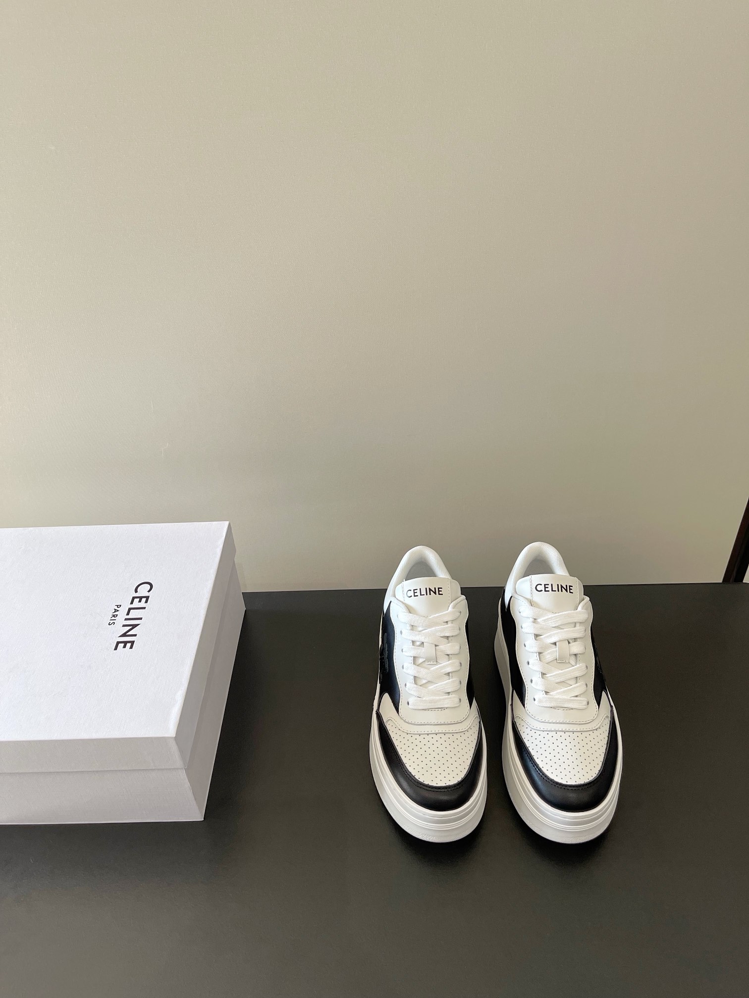 NO:164522,(Top version) New thick-soled color-blocked bread white shoes. The new color scheme is launched. The overall design is simple and classic color scheme. The CELINE HOMME CELINE new TRAINER series interprets street pace. CELINE new iconic CELINE Arc de Triomphe logo embroidered shoes tongue pattern decoration. Fabric calfskin contrast splicing. Inner breathable net. Outsole original rubber outsole. Size 35-40 (customized for 40, 41), casual shoes/sports shoes, celine, sneakers, cowhide19860909（顶级版本） 新款厚底拼色面包小白鞋 火爆推出新的配色版型整体设计简约和经典配色可闭眼入的那种CELINE HOMME CELINE全新TRAINER系列诠释街头步调CELINE思琳全新标志性CELINE凯旋门标志刺绣鞋舌图案装饰 面料小牛皮撞色拼接 内里透气网 大底原版橡胶大底 码数35-40（40、41订做）,休闲鞋/运动鞋,celine,sneakers,cowhide,Women's Shoes