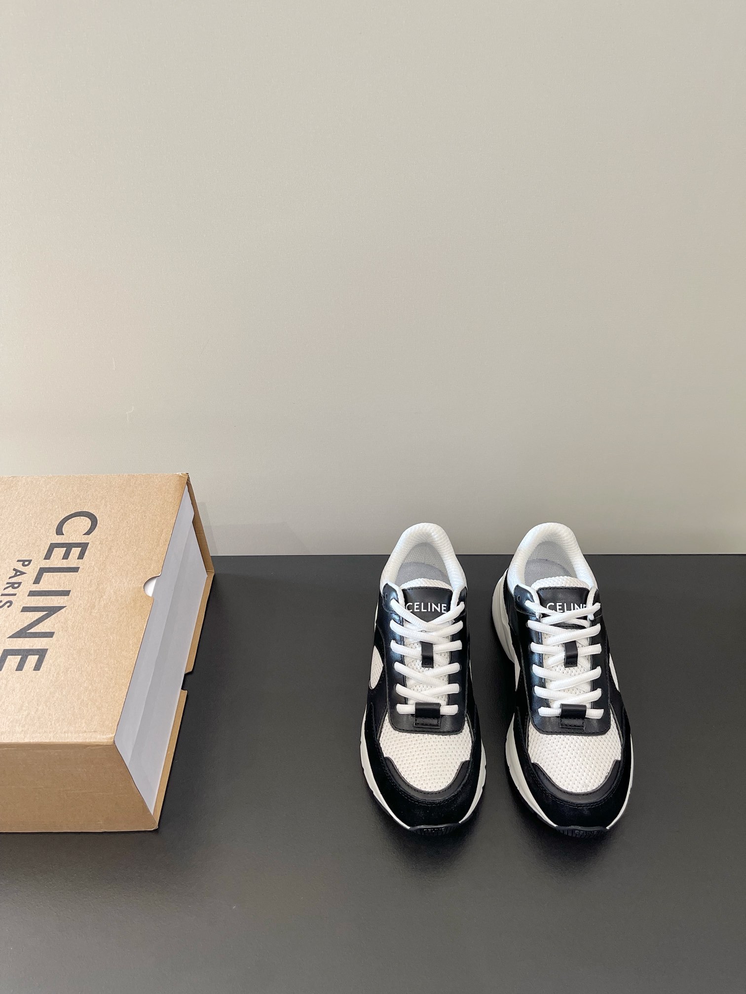 NO:164528,(Top version) CELINE RUNNER CR-03 sneakers purchased the original version 1 to 1 development. The tongue and back top of the shoe are decorated with CELINE logo on the side gravure of the sneaker. The CR-03-shaped shoe has the CELINE logo on the back top and side of the shoe!  Fabric calfskin splicing mesh inner fabric inner lining, original development rubber sole size 35-39 (40 customized), casual shoes/sports shoes, celine, sneakers, cowhide19860909（顶级版本） CELINE RUNNER 思琳CR-03运动鞋 购入原版1比1开发 鞋舌和鞋后帮饰有CELINE标志运动鞋侧面凹印 CR-03字样鞋后帮和侧面压印CELINE标志！ 面料小牛皮拼接网布 内里织物内里 大底原版开发橡胶底 码数35-39(40定做),休闲鞋/运动鞋,celine,sneakers,cowhide,Women's Shoes