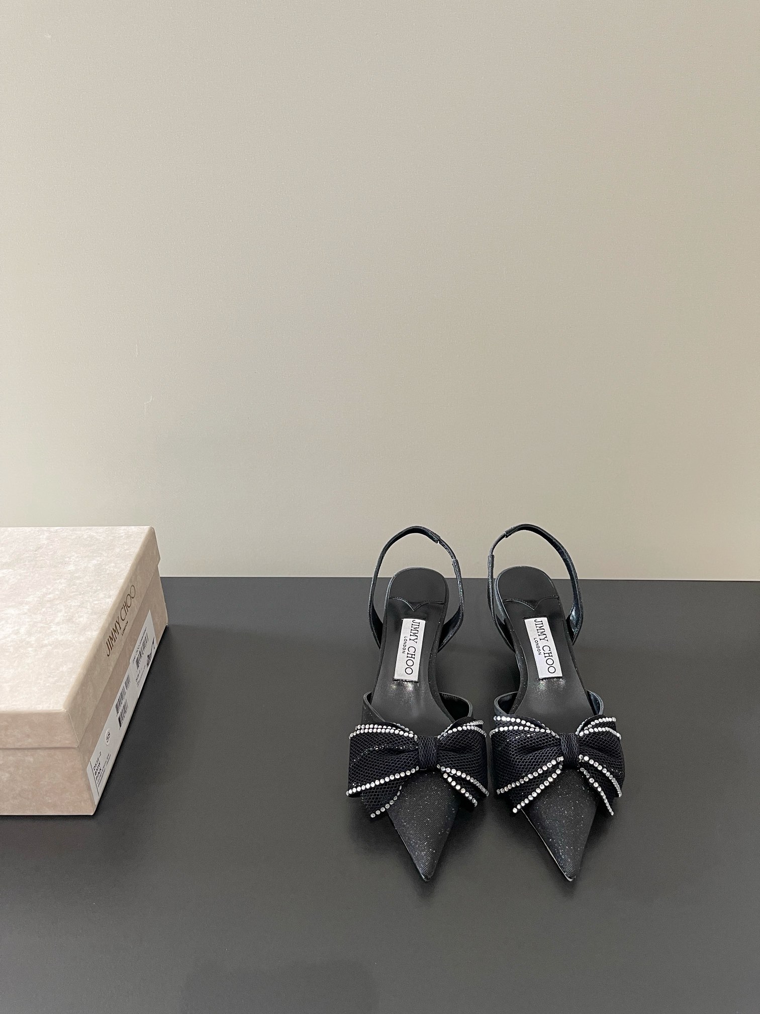 NO:164556,Jimmy Choo Verity Sandal The latest bow-knot Ao Diamond Fashion High Heel Heavy Industry Sewing Diamond Exquisite Sandal Synchronous Counter Focus on exquisite, comfortable and casual, sweet, easy to satisfy without any detachment blingblingbling. The noble and elegant atmosphere is shiny and not vulgar!  The shoe shape is very modified with the foot shape, the smooth lines show a sense of high-end feeling, and the foot is exquisite and age-reducing!  Upper beef patent leather   hand-sewn diamond imported sheepskin, Italian leather outsole Heel height 7cm Size35-42 (custom made in 40-42), sandals, jimmy choo, sandals, sheepskin, Leather soles19860909Jimmy Choo Verity Sandal 最新蝴蝶结奥钻时尚高跟重工缝钻精致凉鞋 同步专柜 主打精致 舒适度休闲 甜美  无解风都轻松满足 blingbling 迎面扑来高贵典雅的气息,闪亮不显庸俗！鞋型非常修饰脚型,流畅线条尽显高级感,上脚精致又减龄！ 鞋面牛漆皮 手工缝钻 内里进口羊皮, 意大利真皮大底 跟高7cm Size35-42（40-42订做）,凉鞋,jimmy choo,sandals,sheepskin,Leather soles,Women's Shoes