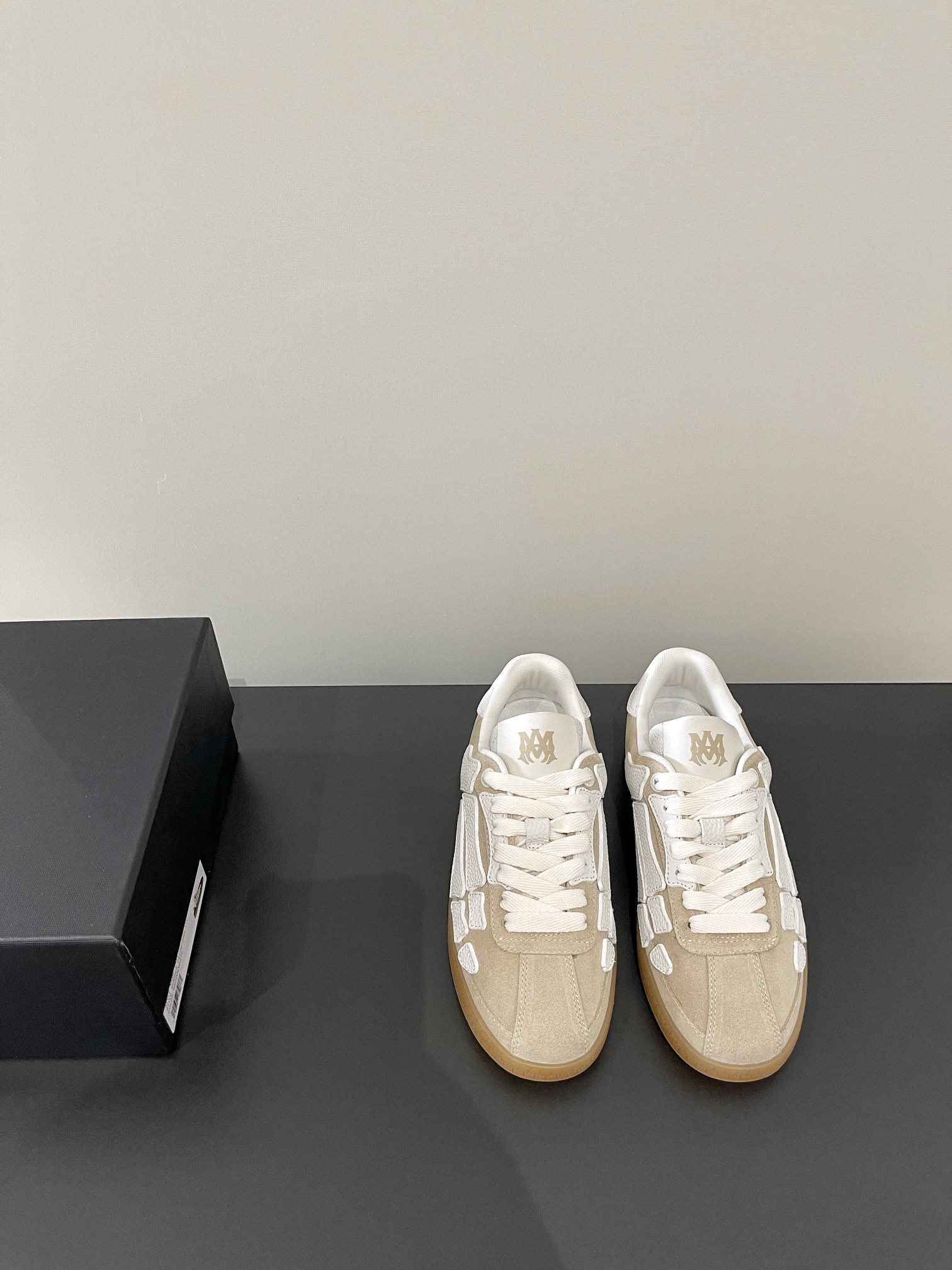 NO:164548,(Top version of couples) AMIRI Emir Latest The Pacific Series Couple Model Bones Star Casual Sports Shoes Skateboard Shoes AMIRI's Pacific Shoes are a sneaker that combines luxury and street style. Its design and workmanship are very exquisitely made of high-end leather. Soft touch and strong durability. Fabric: Original custom imported top layer cowhide Inner: Original custom breathable mesh Outsole: Original open mold-proof rubber Sole thickness: 3CM Size: 35-45, casual shoes/sports shoes, amiri, sneakers, cowhide19860909（顶级版本情侣款） AMIRI 埃米尔 最新The Pacific 系列 情侣款 骨头 星星 休闲 运动鞋 滑板鞋 AMIRI的Pacific鞋是一款兼具奢华和街头风格的运动鞋 其设计和做工非常考究 采用高级皮革制成 触感柔软 耐用性强 面料: 原版定制进口头层牛皮 内里: 原版定制透气网里 大底: 原版开模防滑橡胶材质 底厚: 3CM Size: 35-45,休闲鞋/运动鞋,amiri,sneakers,cowhide,Women's Shoes