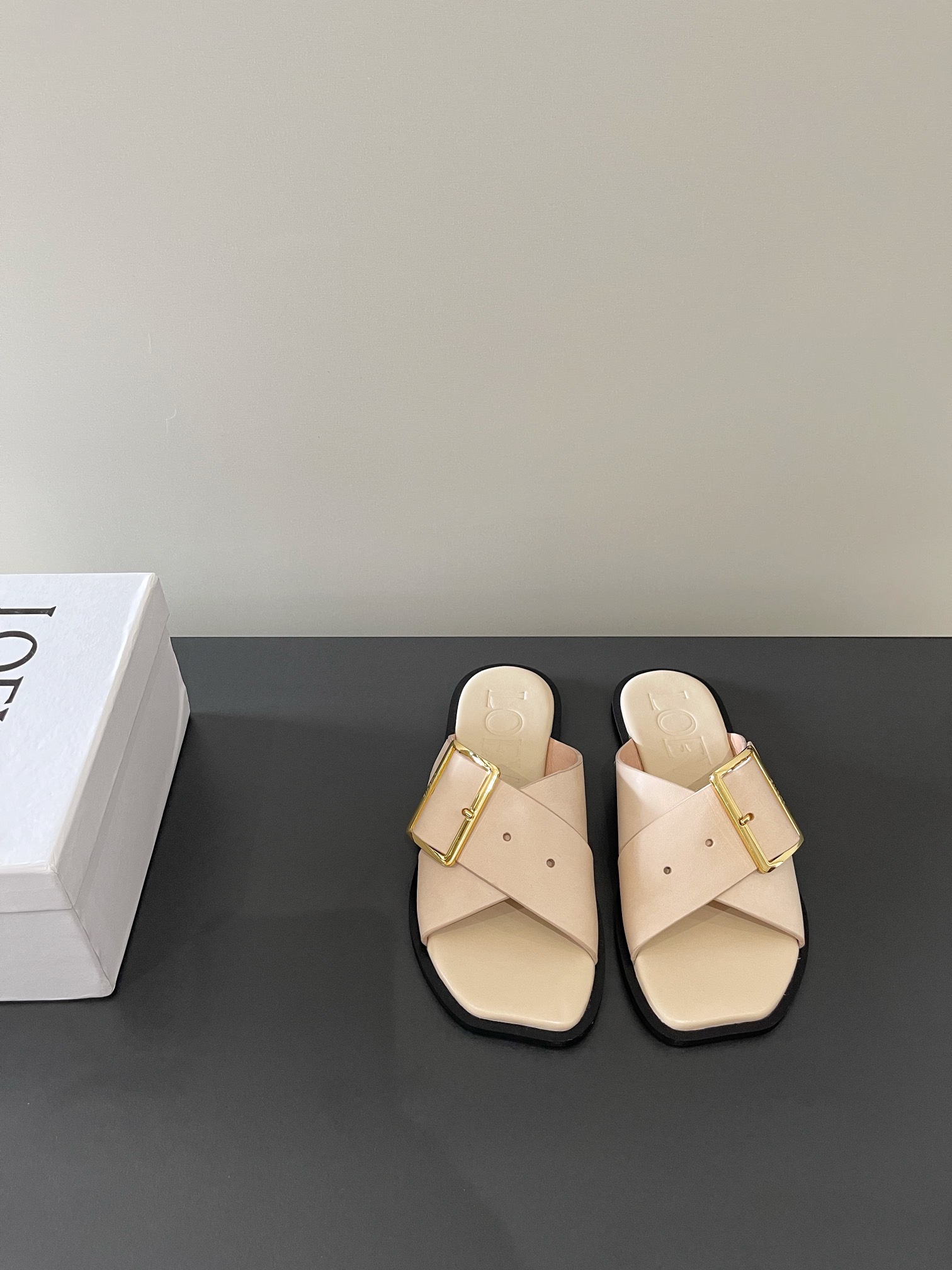 NO:164513,LOEWE's latest belt buckle cross sandals and slippers, the latest hit on the entire network, Luo Yiwei color-blocking sports shoes!  The minimalist style is really perfect and versatile!  Just wear it easily and the shoes are very high-end and light!  No pressure to go shopping!  The biggest feature of this shoe is invincible and comfortable on the feet!  Upper cowhide inner sheepskin sole genuine leather outsole SIZE 35-41 (custom made in 40, 41), slippers, loewe, loewe, sandals, sneakers, slippers, cowhide, sheepskin, Leather soles19860909LOEWE 最新皮带扣交叉凉鞋拖鞋 全网最新爆款 罗意威拼色运动鞋！极简风格真的做到极致、实在太百搭！随便穿搭就可以很高级、鞋子很轻便！逛街暴走无压力！这鞋最大特点上脚无敌舒适！ 鞋面 牛皮 内里羊皮 鞋底真皮大底 SIZE 35-41（40、41订做）,拖鞋,loewe,loewe,sandals,sneakers,slippers,cowhide,sheepskin,Leather soles,Women's Shoes