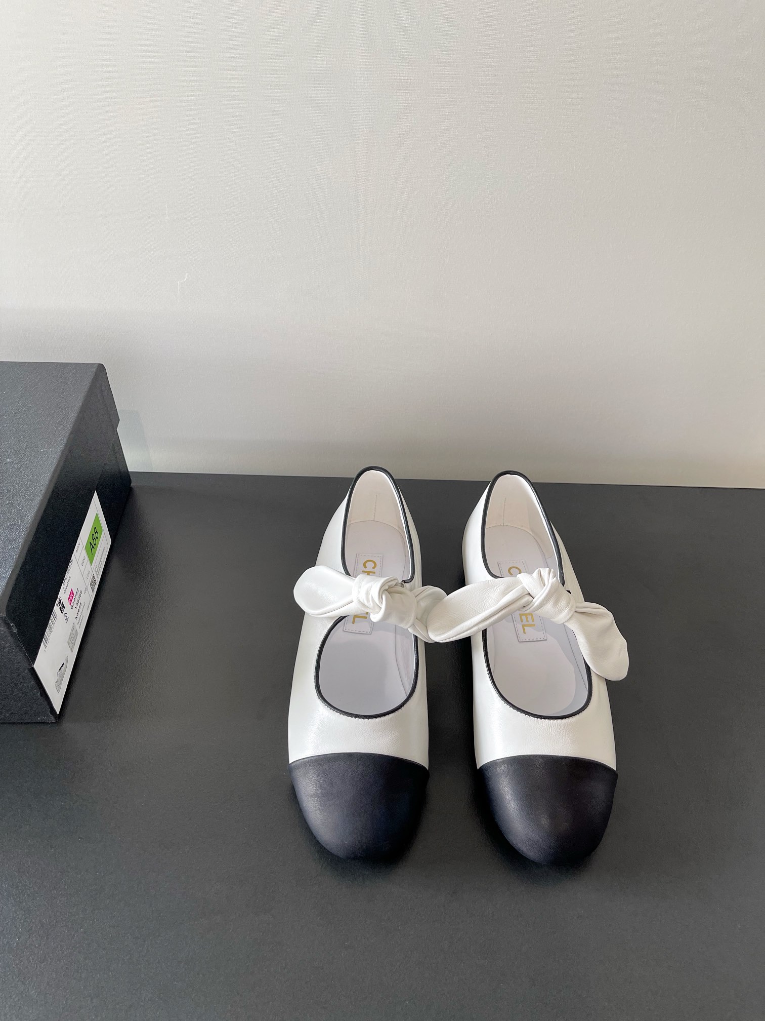 NO:266150,Chanel's latest Mary Jane bow flat shoes, full cowhide leather surface, new color fabric adds a lot of elements to look very delicate, it turns into long legs in seconds when worn, authentic counter replica, and it can be said that it is really super Amway!  Size35-41 (40,41 customized) Original packaging, Mary Jane, Chanel, Mary Jane, cowhide19860909香奈儿最新玛丽珍蝴蝶结平底单鞋 全牛皮皮面 新的配色面料加入很多元素显得十分精致 穿上秒变大长腿 专柜正品复刻 上脚可以说真的超级安利！ Size35-41（40,41订做） 原版包装,玛丽珍,chanel,mary jane,cowhide,Women's Shoes