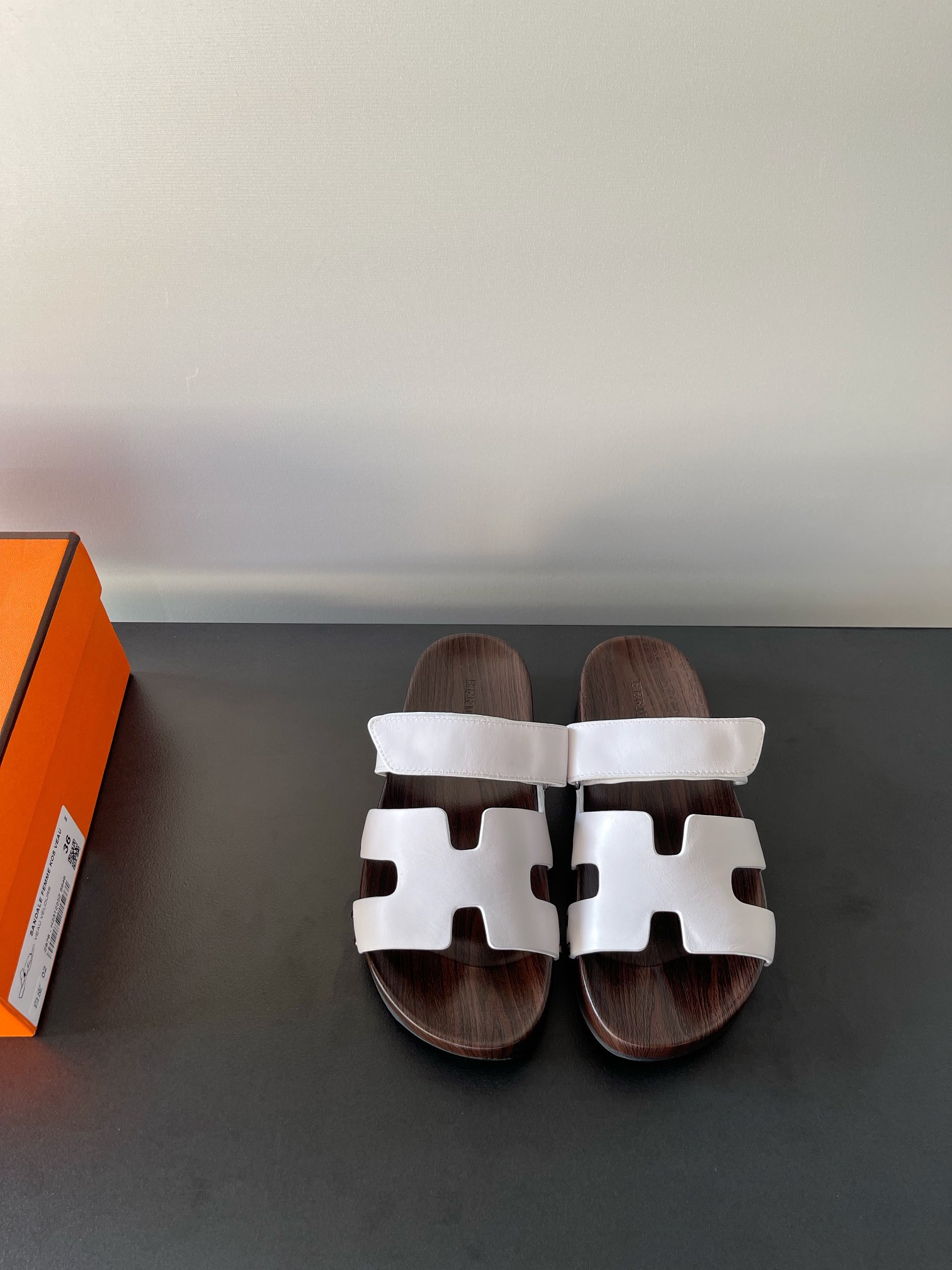 NO:266144,Hermès/Hermès classic sandals latest thick-soled sandals. Extremely retro design. Strong exotic style. Full of fashionable feeling and a tone for your feet. Simple styles are great if you match them with a high-end feel. It is hard not to like versatile colors and smooth lines!  Fabric is made of imported cowhide Size35-39 (40/41/customized), slippers, hermes, hermes, slippers, cowhide19860909Hermès/爱马仕经典凉拖最新厚底拖 极约复古的设计 浓厚的异域风情 时髦感十足、随便上脚都很有腔调 简简单单的款式随便搭配一下高级感就很棒 百搭的颜色流畅的线条很难不爱！ 面料采用进口牛皮 Size35-39(40/41/定制）,拖鞋,hermes,hermes,slippers,cowhide,Women's Shoes