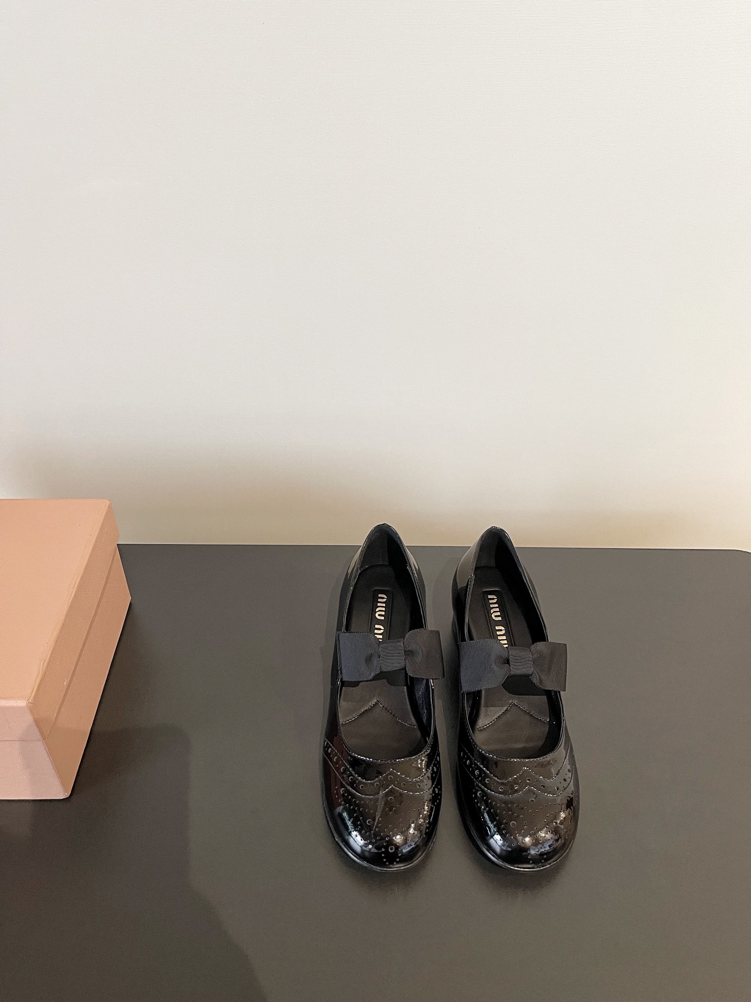 NO:266167,MiuMiu Miu's latest Mary Jane bow and Brock's small square heel shoes. The cute little details of girls have been holding on. Loafers have been blowing very much in recent years. The new bows that have been released in aesthetic fatigue really make people feel melted!  Imported beef paint wrinkled leather material cowhide inner Size: 35-40 (40 custom made without return), Mary Jane, miumiu, loafers, mary jane, cowhide19860909MiuMiu 缪缪最新玛丽珍蝴蝶结布洛克小方跟单鞋 女孩子们那些可可爱爱的小细节算是让miu一整个拿捏住了 乐福鞋这几年风刮得很大 审美疲劳新出的蝴蝶结真的让人一整个心都融化了！ 进口牛漆皱皮材质 牛皮内里 Size: 35-40（40 定做不退换）,玛丽珍,miumiu,loafers,mary jane,cowhide,Women's Shoes