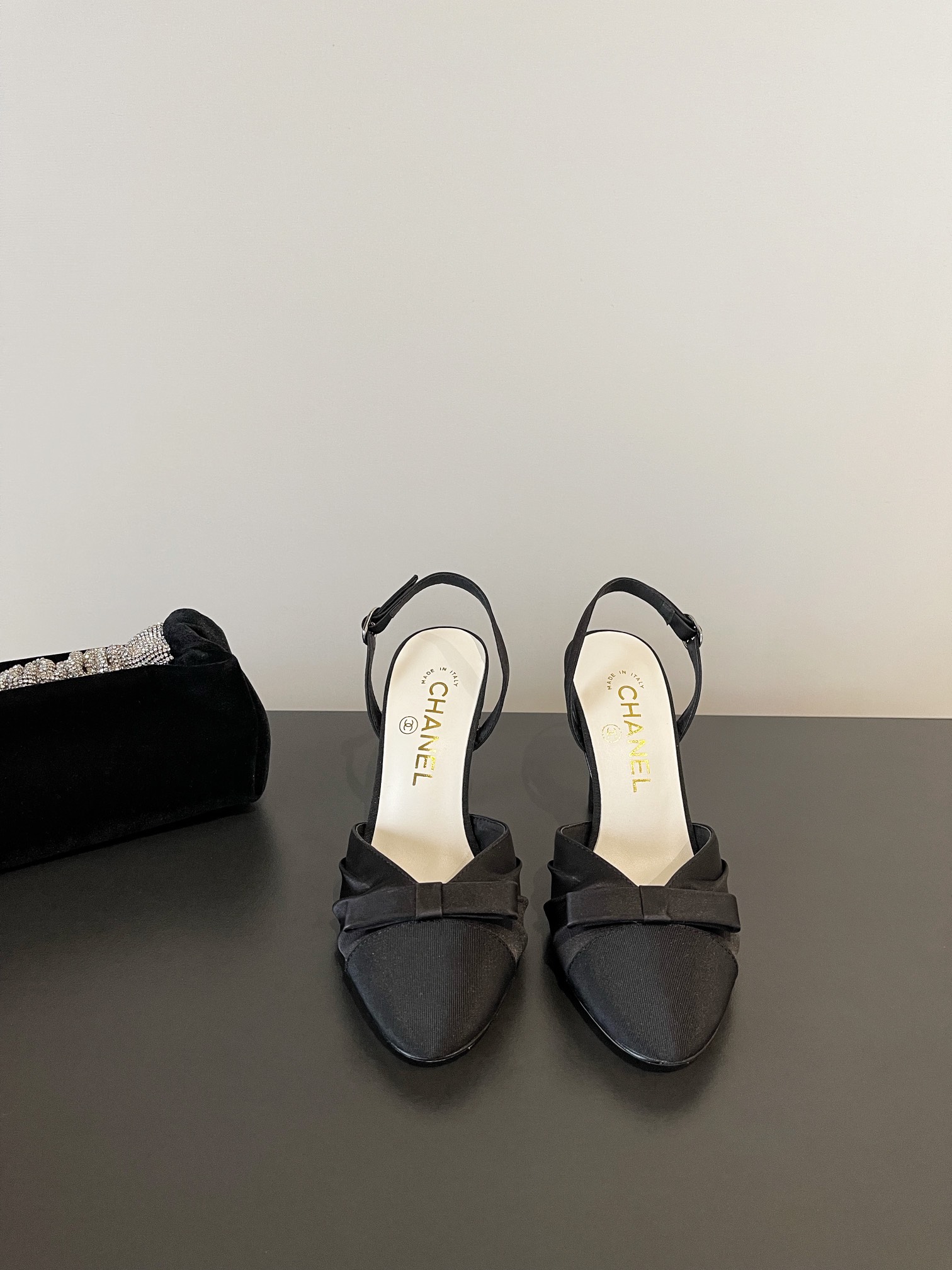 NO:266164,Chanel's latest bow color-blocked, empty flat-soled high-heeled sandals, fully imported silk surface, new color fabrics add a lot of elements to look very delicate, and they become long legs in seconds when worn. The authentic counter replica is replicated. It can be said that it is really super Amway!  Size35-40 (40 custom made) original packaging, high heels sandals, chanel, sandals, high heels, real silk19860909香奈儿最新蝴蝶结拼色后空平底高跟凉鞋单鞋 全进口真丝面 新的配色面料加入很多元素显得十分精致 穿上秒变大长腿 专柜正品复刻 上脚可以说真的超级安利！ Size35-40（40订做） 原版包装,高跟鞋凉鞋,chanel,sandals,high heels,real silk,Women's Shoes