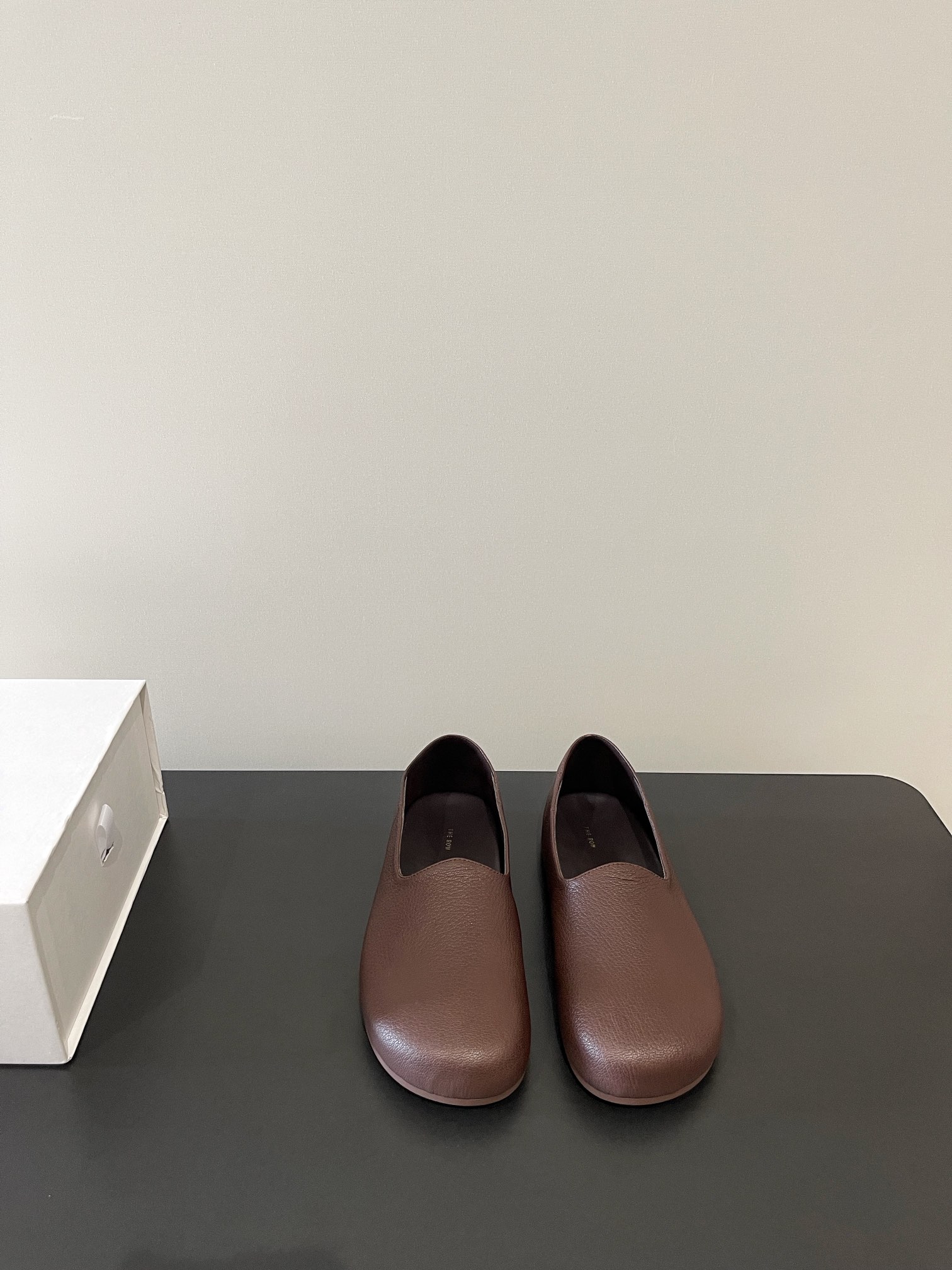 NO:266158,THE ROW The latest simple and fashionable one-piece set with versatile super soft leather loafer shoes. It will immediately surprise you with your must-have!  Elephant pattern sheepskin upper, imported cowhide inner lining, size 35-39 40 customized non-return, loafers, loafers, cowhide, sheepskin19860909THE ROW 最新款简约时髦一脚套百搭超级软皮乐福单鞋 上脚马上会惊艳到你的必备款！ 鞋面大象纹羊皮 内里进口牛皮里 码数35-39 40订做不退换,乐福鞋,loafers,cowhide,sheepskin,Women's Shoes