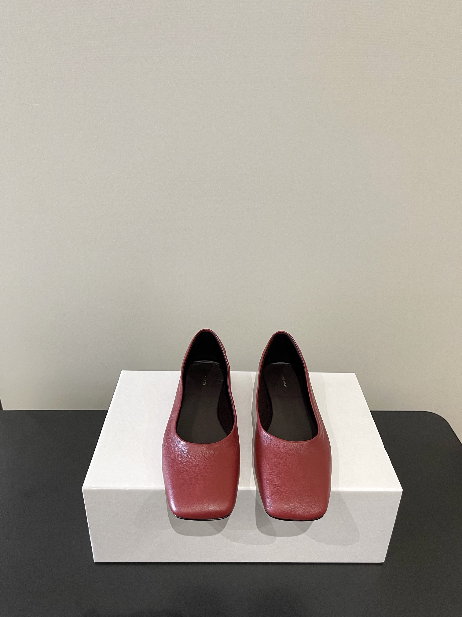 NO:266149,THE ROW's latest ballet shoes are simple and fashionable, versatile, super soft leather square-toe single shoes. It will immediately surprise you with your must-have style!  Upper wrinkled butter sheepskin sheepskin inner sheepskin size 35-39 40 customized non-return and exchange, Mary Jane, mary jane, sheepskin19860909THE ROW 最新芭蕾舞鞋简约时髦 百搭超级软皮方头单鞋 上脚马上会惊艳到你的必备款！ 鞋面皱牛油羊皮 羊皮 内里羊皮里 码数35-39 40订做不退换,玛丽珍,mary jane,sheepskin,Women's Shoes