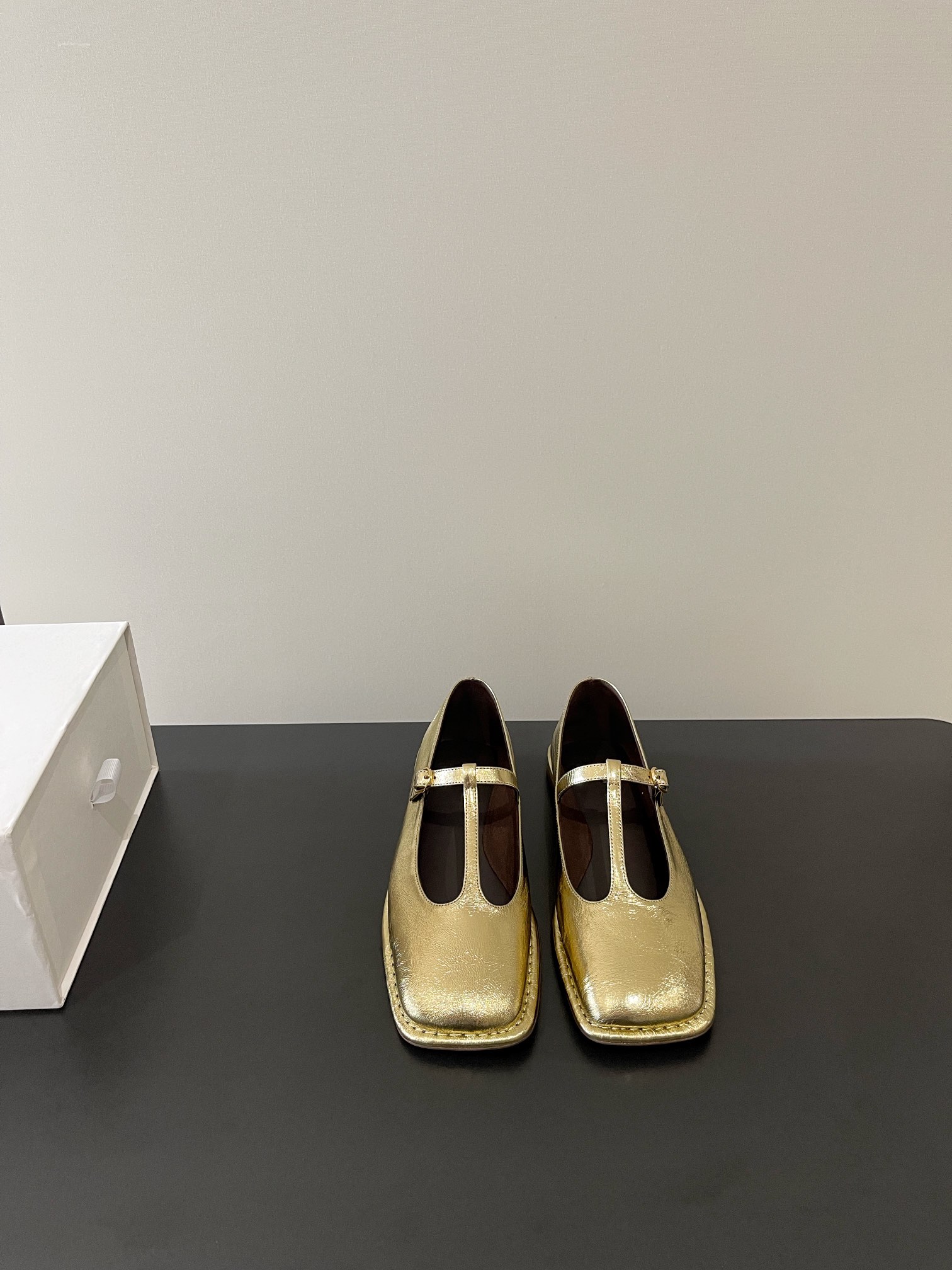 NO:266155,THE ROW's latest ballet shoes, Mary Jane is simple and fashionable, versatile, super soft leather square-toe single shoes. It will immediately surprise you with your must-have style!  Upper wrinkled butter sheepskin sheepskin inner sheepskin size 35-39 40 customized non-return and exchange, Mary Jane, mary jane, sheepskin19860909THE ROW 最新芭蕾舞鞋玛丽珍简约时髦 百搭超级软皮方头单鞋 上脚马上会惊艳到你的必备款！ 鞋面皱牛油羊皮 羊皮 内里羊皮里 码数35-39 40订做不退换,玛丽珍,mary jane,sheepskin,Women's Shoes