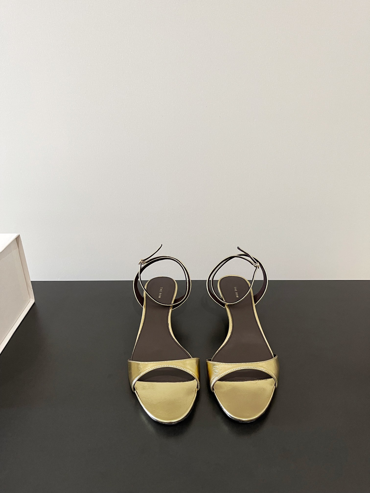 NO:266143,THE ROW The latest small-heeled fish-mouth sandals are simple and fashionable and versatile. They will immediately surprise you with your must-have style!  Upper wrinkled butter sheepskin sheepskin inner sheepskin size 35-39 40 customized non-return and exchange, sandals, sandals, sheepskin19860909THE ROW 最新小跟鱼嘴凉鞋简约时髦 百搭 上脚马上会惊艳到你的必备款！ 鞋面皱牛油羊皮 羊皮 内里羊皮里 码数35-39 40订做不退换,凉鞋,sandals,sheepskin,Women's Shoes