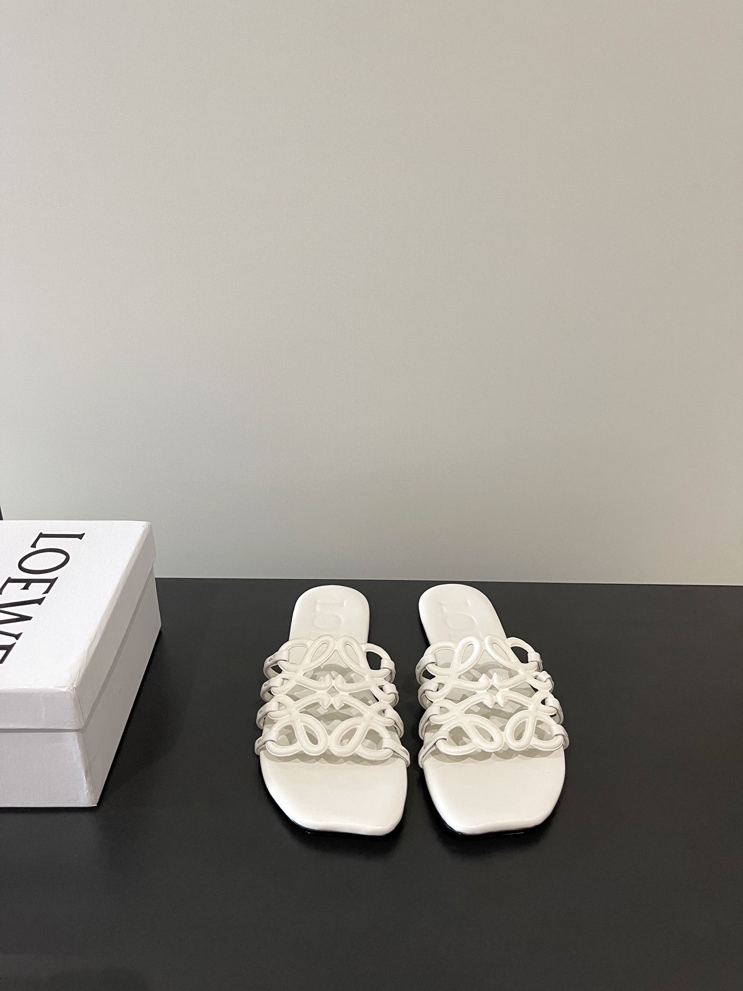 NO:228564,LOEWE's latest hollow Loewe logo flat sandals. The minimalist style of Loewe is really the ultimate. It's so versatile. You can be very high-end when you wear it casually. The shoes are very lightweight!  Original open mold cowhide surface, inner sheepskin, outsole, genuine leather outsole SIZE 35-40 (custom made in 40, 41), slippers, loewe, loewe, slippers, cowhide, sheepskin, Leather soles19860909LOEWE 最新镂空罗意威logo平底凉拖 罗意威极简风格真的做到极致 实在太百搭 随便穿搭就可以很高级 鞋子很轻便！ 鞋面原版开模牛皮面 内里绵羊皮 大底真皮大底 SIZE 35-40（40、41订做）,拖鞋,loewe,loewe,slippers,cowhide,sheepskin,Leather soles,Women's Shoes