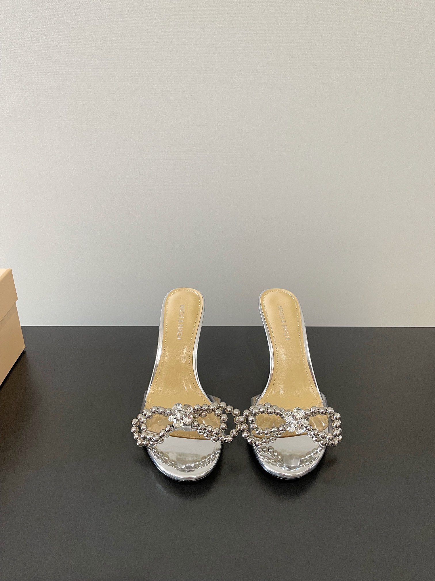 NO:228560,Mach&Mach's latest beautiful bow-tie pearl rhinestone high heels slipper series shoes. Beautiful and coquettish, rhinestone pearl bow-tie and wrap-on design make you stand out in the crowd. Paired with any blingbling fairy skirt is the focus. Wear it is Disney's escape princess~ The upper is original silk material. The inner inner foot pad is mixed lambskin. The original Italian leather outsole. Heel height 8.5cm. Size35-39 (40 custom made without return). High heels, high heels, skirts, sheepskin, real silk, Leather soles19860909Mach&Mach 最新绝美蝴蝶结珍珠水钻高跟拖系列鞋 又美又嗲、水钻珍珠蝴蝶结加缠绕式设计让你在人群中一眼出挑.搭配任何一件blingbling的仙女裙都是焦点,穿上它就是迪士尼在逃公主～  鞋面原版真丝材料 内里内里垫脚为混种小羊皮 大底原版意大利真皮大底 跟高8.5cm Size35-39 (40 订做不退换),高跟鞋,high heels,skirts,sheepskin,real silk,Leather soles,Women's Shoes