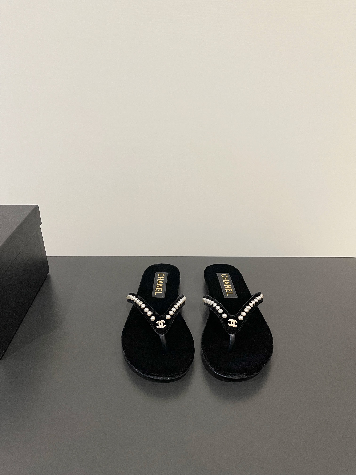 NO:228549,Chanel's latest foot clipping, pearl, aodiamond, velvet leather flip-flops, fully imported silk flip-flops, new color fabrics add a lot of elements to look very delicate, and they become long legs in seconds when worn. The authentic counter replica is really super amendable when you put it on!  Size35-42 original packaging, split-toe shoes, chanel, real silk19860909香奈儿最新 夹脚 珍珠 奥钻 丝绒皮面人字拖 全进口真丝面 新的配色面料加入很多元素显得十分精致 穿上秒变大长腿 专柜正品复刻 上脚可以说真的超级安利！ Size35-42 原版包装,分趾鞋,chanel,real silk,Women's Shoes