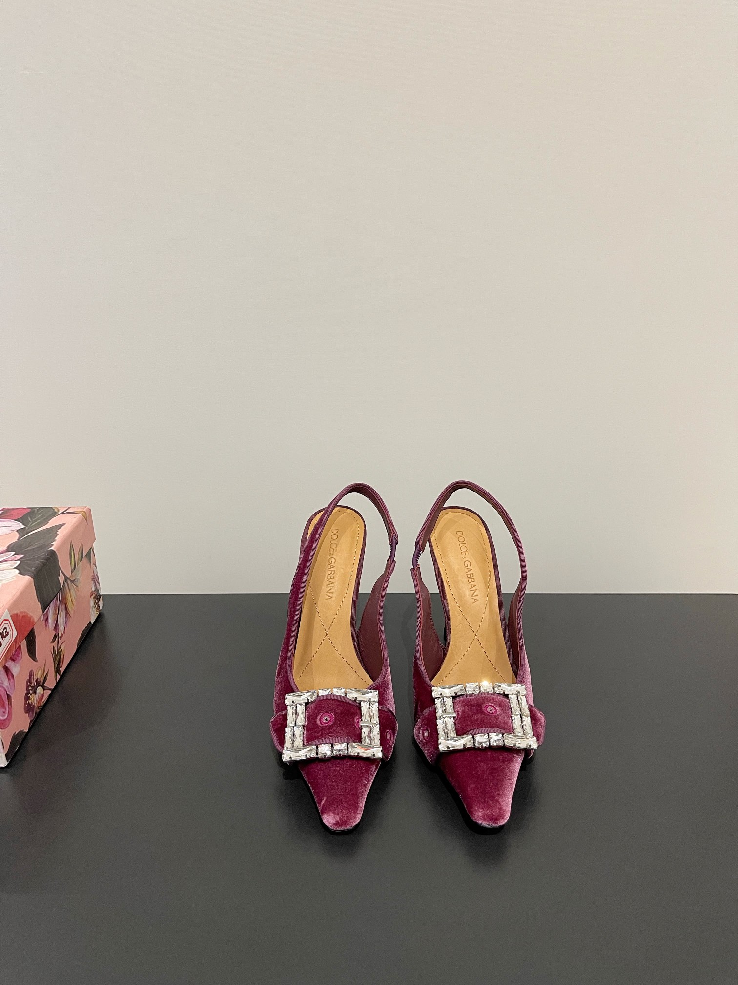 NO:228532,D&G Dolce & Gabbana Latest Silk velvet with Aoji fasteners, hollow sandals single shoe typing, super high-heeled open-toed sandals, lines, style, visible high-end sense, non-market currency comparable DG Dolce & Gabbana Show direct hit, synchronous update!  Imported silk upper inner sheepskin/foot pad heel height 10cm 6cm Size35-42 (40 41 42 custom made), sandals, Dolce & Gabbana, Dolce & Gabbana, Dolce & Gabbana, sandals, sheepskin, real silk19860909D&G 杜嘉班纳 最新 真丝绒面 搭配奥钻扣件 后空凉鞋单鞋系 超高跟露趾凉拖 线条 版型 看得到的高级感 非市场通货可比 DG杜嘉班纳秀场直击 同步更新 ！ 鞋面进口真丝面 内里羊皮/垫脚 跟高10cm 6cm Size35-42（40 41 42定做）,凉鞋,Dolce&Gabbana,Dolce&Gabbana,Dolce&Gabbana,sandals,sheepskin,real silk,Women's Shoes