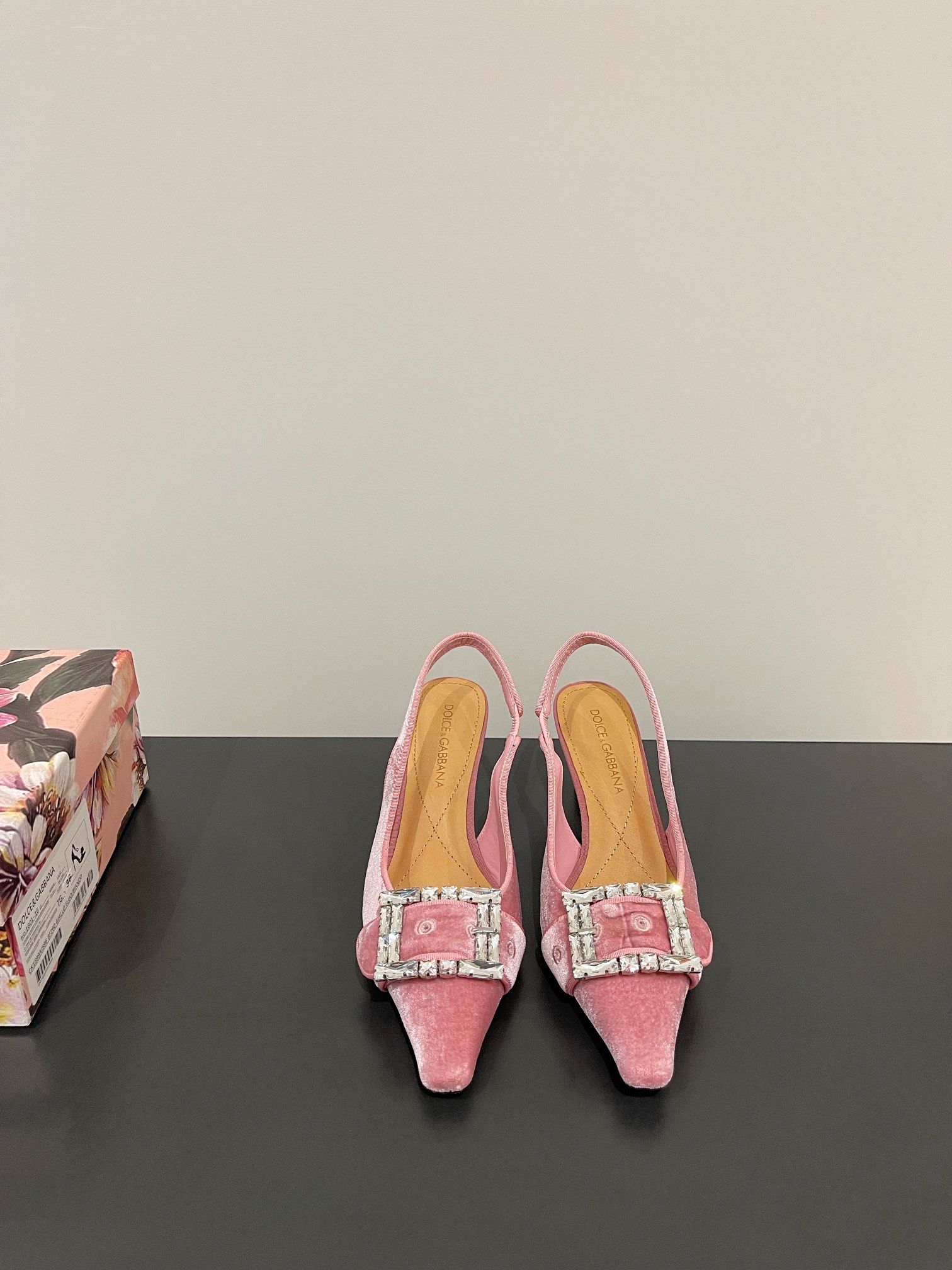 NO:228537,D&G Dolce & Gabbana Latest Silk velvet with Aoji fasteners, hollow sandals single shoe typing, super high-heeled open-toed sandals, lines, style, visible high-end sense, non-market currency comparable DG Dolce & Gabbana Show direct hit, synchronous update!  Imported silk velvet upper inner cowhide/foot pad heel height 10cm 6cm Size35-42 (40 41 42 custom made), sandals, Dolce & Gabbana, Dolce & Gabbana, Dolce & Gabbana, sandals, cowhide, real silk19860909D&G 杜嘉班纳 最新 真丝绒面 搭配奥钻扣件 后空凉鞋单鞋系 超高跟露趾凉拖 线条 版型 看得到的高级感 非市场通货可比 DG杜嘉班纳秀场直击 同步更新 ！ 鞋面进口真丝绒面 内里牛皮/垫脚 跟高10cm 6cm Size35-42（40 41 42定做）,凉鞋,Dolce&Gabbana,Dolce&Gabbana,Dolce&Gabbana,sandals,cowhide,real silk,Women's Shoes