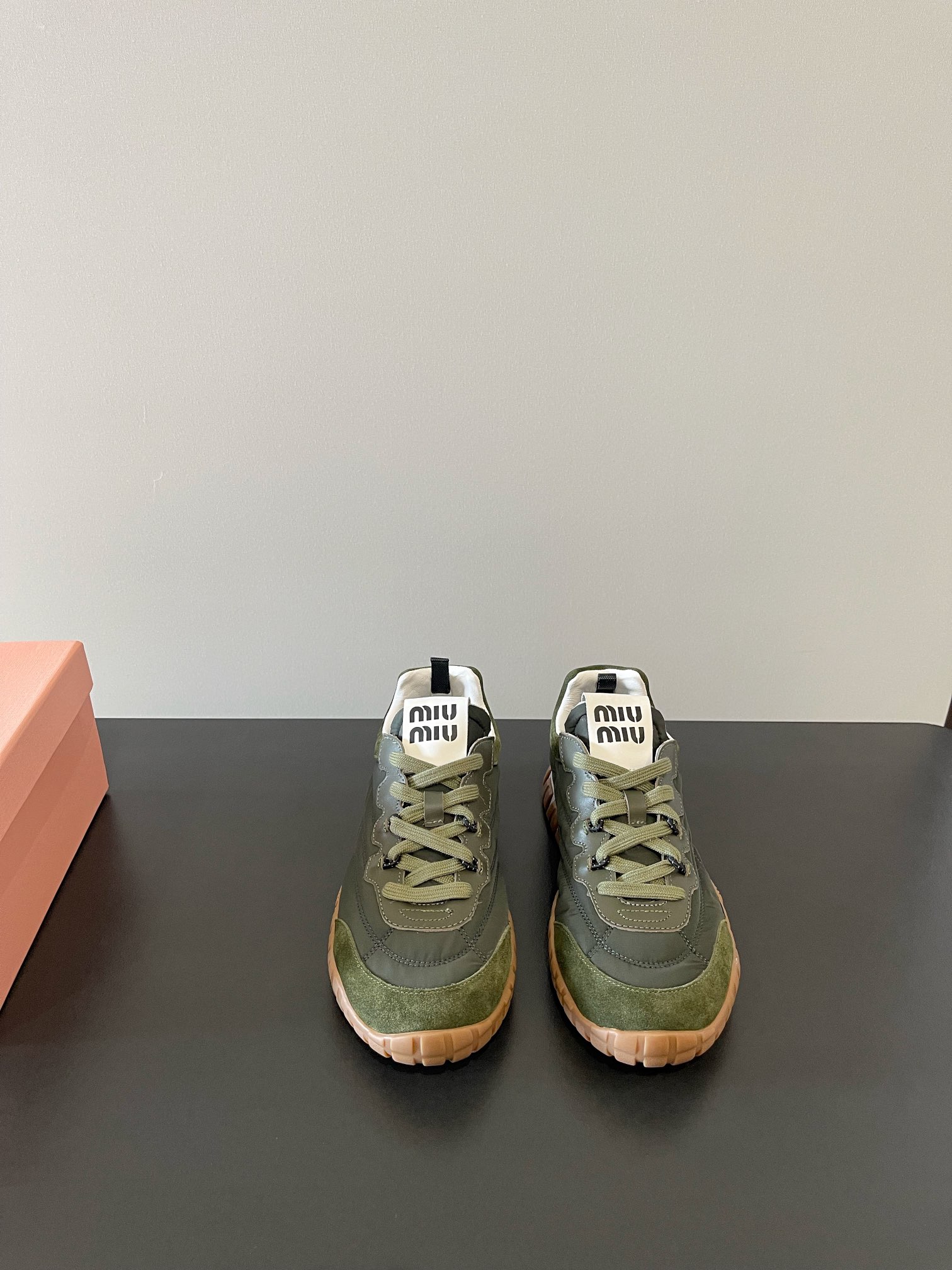 NO:228512,Miumiu's latest early spring European and American retro fashion moral training casual sneakers. The original top replica is released simultaneously on the counter. The fabric is specially supplied for imported beef reverse velvet. Nylon feather splicing. The whole pair of shoes is very textured. The inner footbed is cowhide. Imported original sole. The style is simple and fashionable. It looks very delicate on the feet!  Size 35-41 (40 41 custom made without return), casual shoes/sports shoes, miumiu, sneakers, cowhide19860909miumiu 最新早春欧美复古时尚德训休闲运动鞋  原版顶级复刻 专柜同步发售 面料采用特供进口牛反绒 尼龙羽拼接 整双鞋就是非常显质感 内里垫脚牛皮 进口原版大底 款式简约时尚 上脚十分显秀气 ！ Size 35-41（40 41定做不退换）,休闲鞋/运动鞋,miumiu,sneakers,cowhide,Women's Shoes