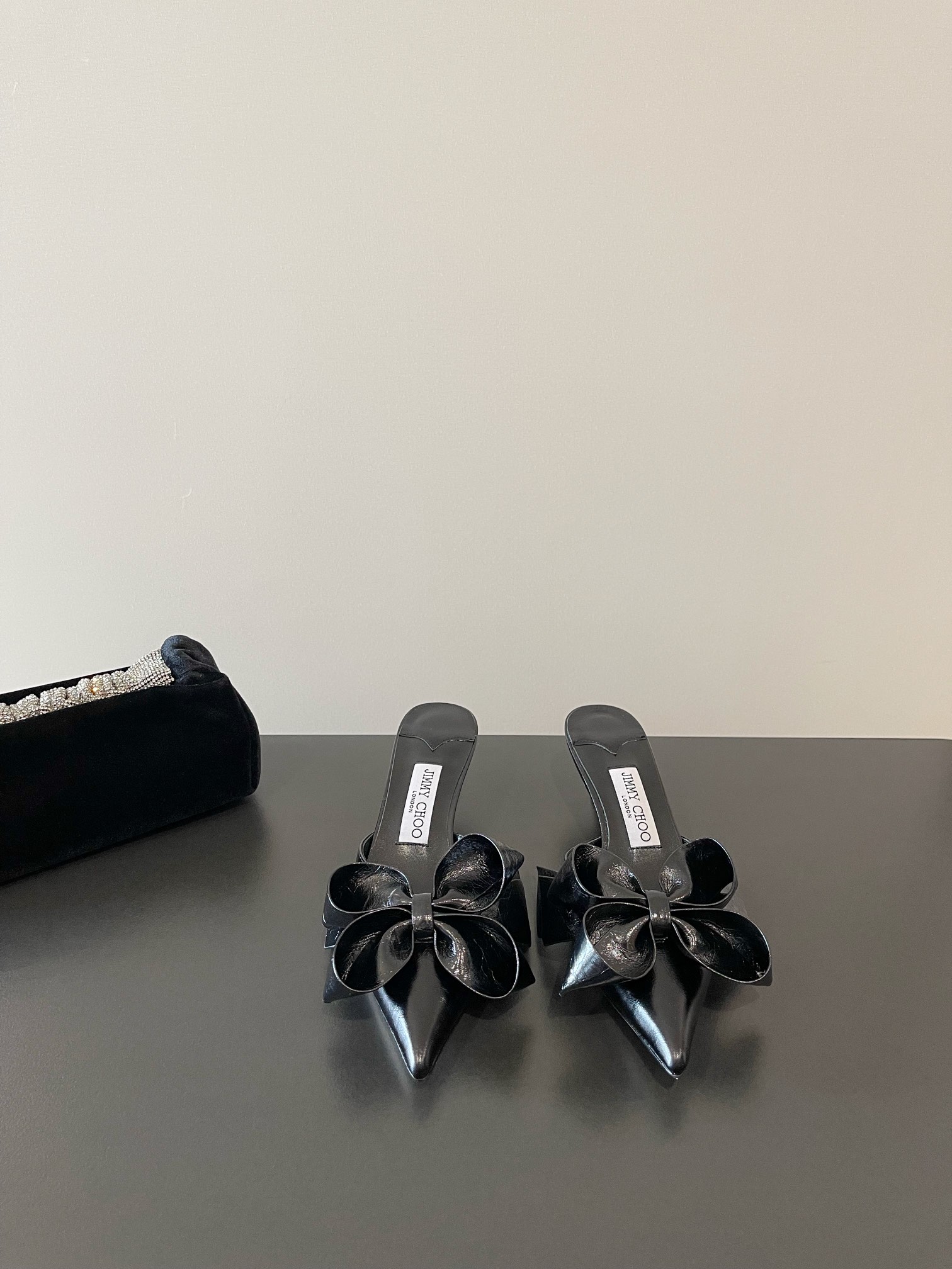 NO:228573,Jimmy Choo's latest large bow, fashionable high heels and craftsmanship exquisite slippers, synchronous counter, specialty, specialty, comfortable and casual, sweet, easy to satisfy without any relief, blingblingbling, a noble and elegant atmosphere is blown towards you, shining and not vulgar!  The shoe shape is very modified with the foot shape, the smooth lines show a sense of high-end feeling, and the foot is exquisite and age-reducing!  Upper wrinkled cowhide, imported sheepskin in the inner lining, Italian leather outsole, heel high drag 4.5cm single 7.5cm Size35-42 (custom made in 40-42), slippers, jimmy choo, slippers, cowhide, sheepskin, Leather soles19860909Jimmy Choo 最新大蝴蝶结时尚高跟重工艺精致拖鞋单鞋 同步专柜 主打精致 舒适度休闲 甜美  无解风都轻松满足 blingbling 迎面扑来高贵典雅的气息,闪亮不显庸俗！鞋型非常修饰脚型,流畅线条尽显高级感,上脚精致又减龄！ 鞋面皱牛皮 内里进口羊皮, 意大利真皮大底 跟高拖4.5cm 单7.5cm Size35-42（40-42订做）,拖鞋,jimmy choo,slippers,cowhide,sheepskin,Leather soles,Women's Shoes