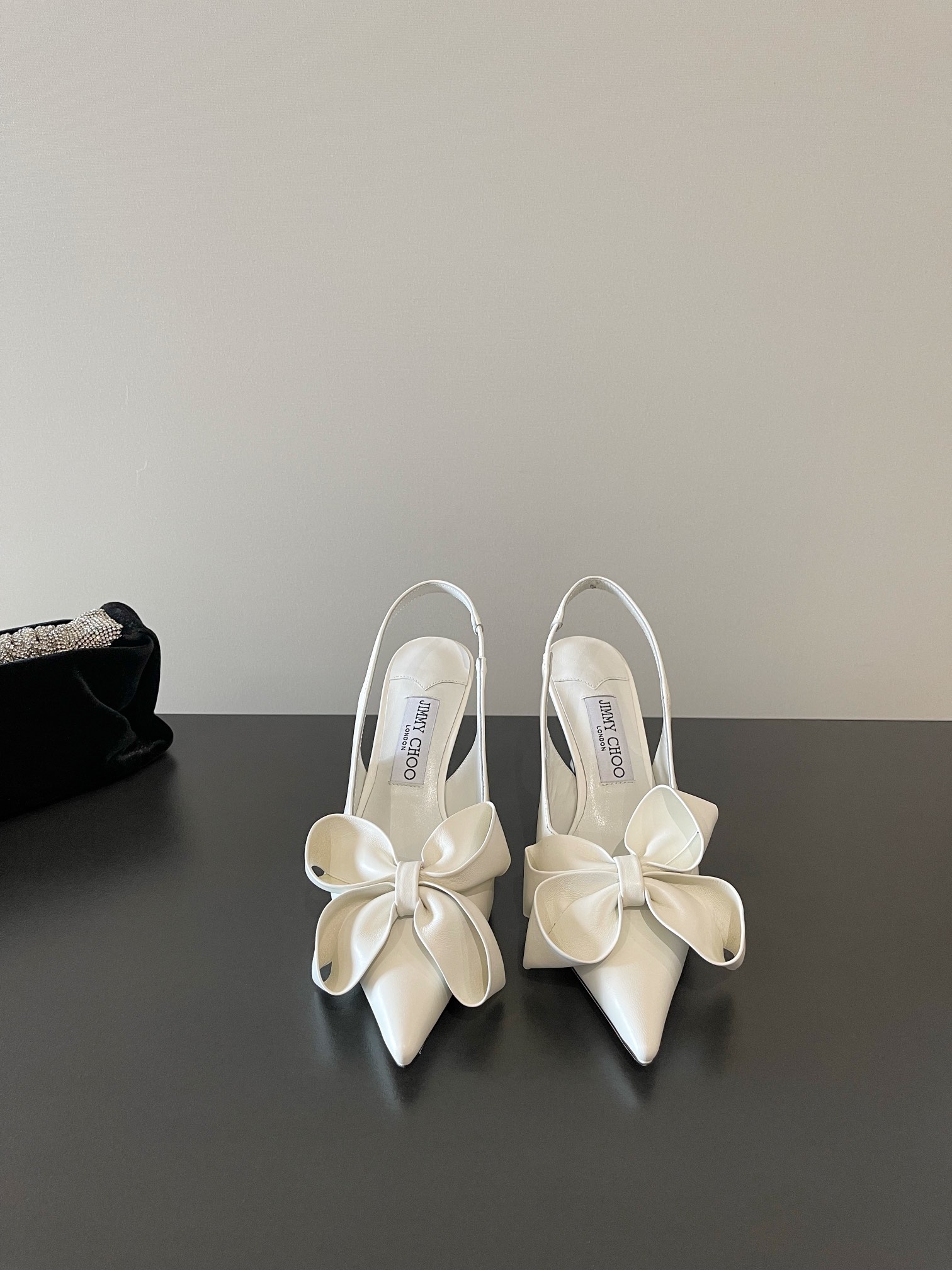 NO:228563,Jimmy Choo's latest large bow, fashionable high heels and craftsmanship exquisite slippers, synchronous counter, specialty, specialty, comfortable and casual, sweet, easy to satisfy without any relief, blingblingbling, a noble and elegant atmosphere is blown towards you, shining and not vulgar!  The shoe shape is very modified with the foot shape, the smooth lines show a sense of high-end feeling, and the foot is exquisite and age-reducing!  Upper wrinkled cowhide, imported sheepskin in the inner lining, Italian leather outsole, heel high drag 4.5cm single 7.5cm Size35-42 (custom made in 40-42), sandals, jimmy choo, sandals, slippers, cowhide, sheepskin, Leather soles19860909Jimmy Choo 最新大蝴蝶结时尚高跟重工艺精致拖鞋单鞋 同步专柜 主打精致 舒适度休闲 甜美  无解风都轻松满足 blingbling 迎面扑来高贵典雅的气息,闪亮不显庸俗！鞋型非常修饰脚型,流畅线条尽显高级感,上脚精致又减龄！ 鞋面皱牛皮 内里进口羊皮, 意大利真皮大底 跟高拖4.5cm 单7.5cm Size35-42（40-42订做）,凉鞋,jimmy choo,sandals,slippers,cowhide,sheepskin,Leather soles,Women's Shoes