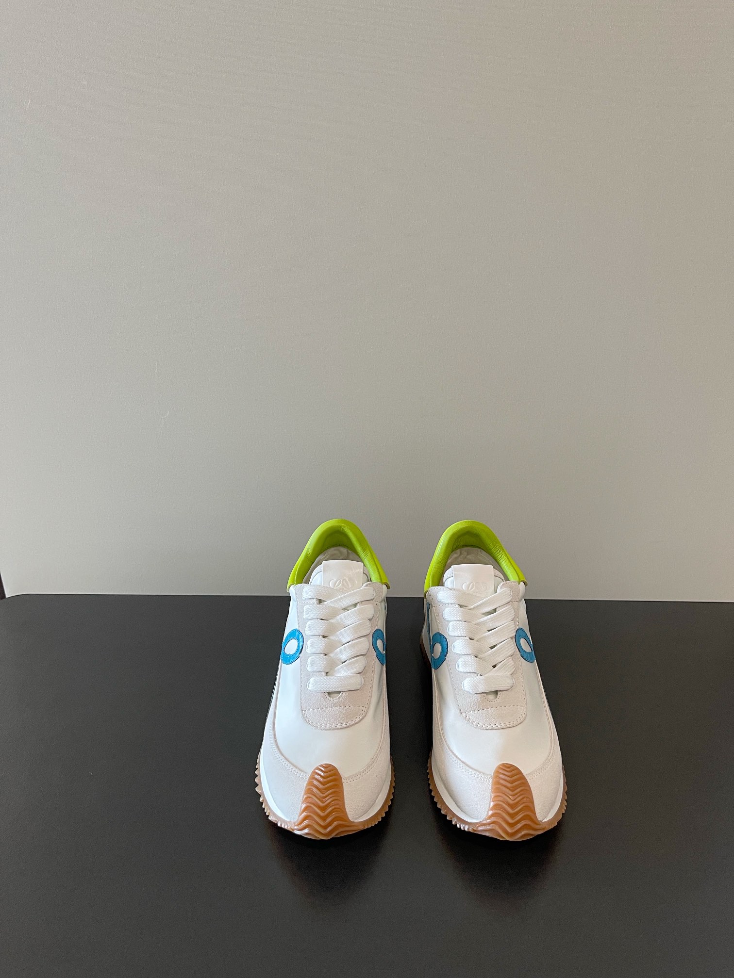 NO:228522,LOEWE's latest Forrest Gump shoes, German training shoes, internal height-enhancing sports shoes, the latest color hits on the entire network, Luo Yiwei color-blocking sports shoes!  The minimalist style is really perfect and versatile!  Just wear it easily and the shoes are very high-end and light!  No pressure to go shopping!  The biggest feature of this shoe is invincible and comfortable to wear, it is light and has no weight-bearing feeling. It does not require a running-in period, so comfortable that you feel like you are not wearing shoes, and you are an old friend when you put it on. The upper is frosted leather splicing fabric, inner sheepskin TPU combination sole, inner height 4cm SIZE 35-40 (customized for 40, 41), casual shoes/sports shoes, loewe, loewe, sneakers, sheepskin19860909LOEWE 最新阿甘鞋 德训鞋 内增高运动鞋 全网最新色爆款 罗意威拼色运动鞋！极简风格真的做到极致、实在太百搭！随便穿搭就可以很高级、鞋子很轻便！逛街暴走无压力！这鞋最大特点上脚无敌舒适、穿起来很轻盈没有负重感,无需磨合期、舒适到让你感觉没穿鞋一样、上脚就是老朋友, 鞋面 磨砂皮拼接织布 内里绵羊皮 TPU组合鞋底 内增高4cm SIZE 35-40（40、41订做）,休闲鞋/运动鞋,loewe,loewe,sneakers,sheepskin,Women's Shoes