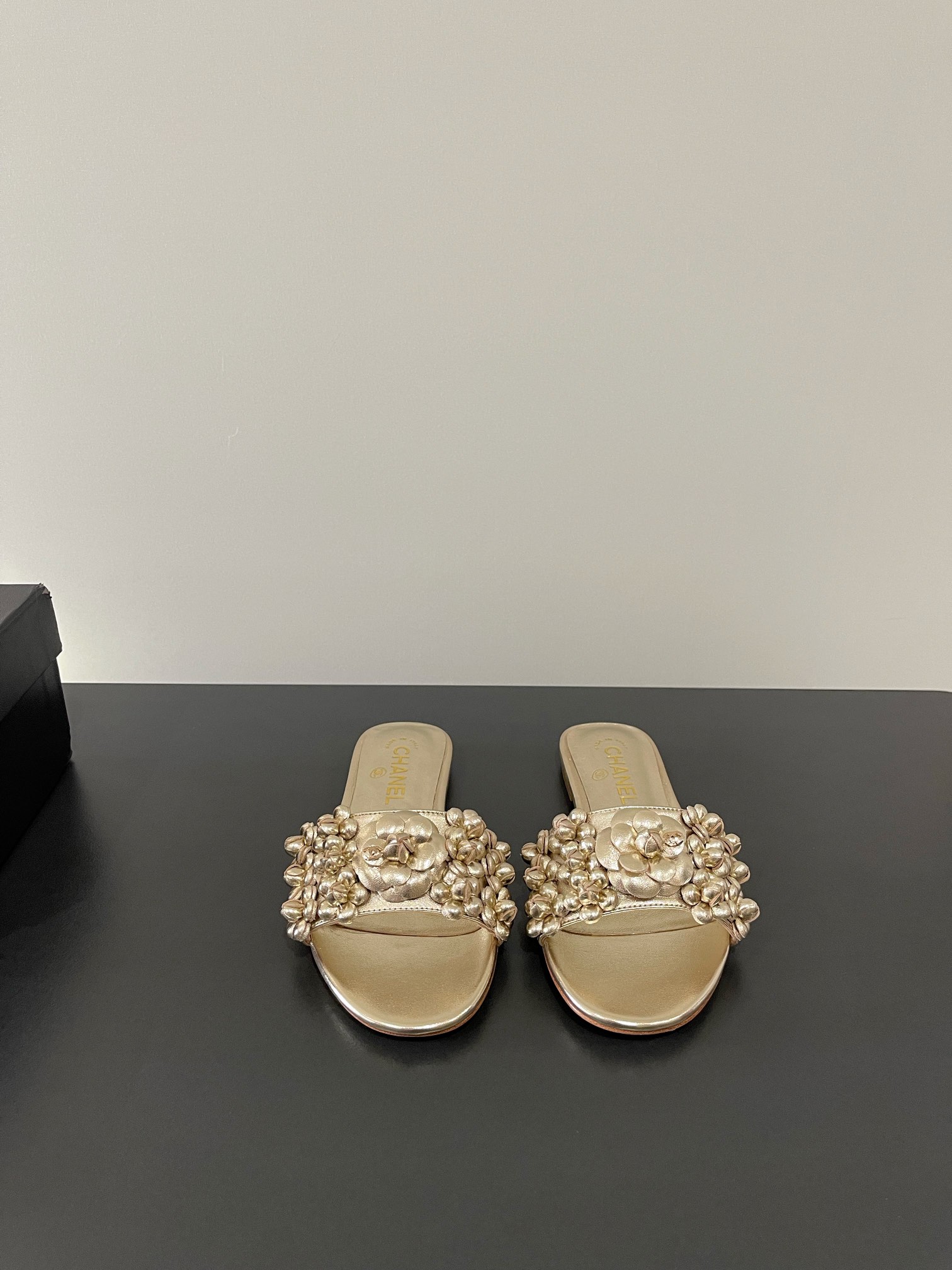 NO:228507,Chanel's latest camellia spliced ​​flat bottom sandwich, fully imported cowhide, new color fabric adds a lot of elements to look very delicate, it turns into a long legs in seconds when worn, and the authentic counter replica is really super amendable to the feet!  Size35-40 original packaging, slippers, chanel, slippers, cowhide19860909香奈儿最新小山茶花拼接平底凉拖 全进口牛皮面 新的配色面料加入很多元素显得十分精致 穿上秒变大长腿 专柜正品复刻 上脚可以说真的超级安利！ Size35-40 原版包装,拖鞋,chanel,slippers,cowhide,Women's Shoes