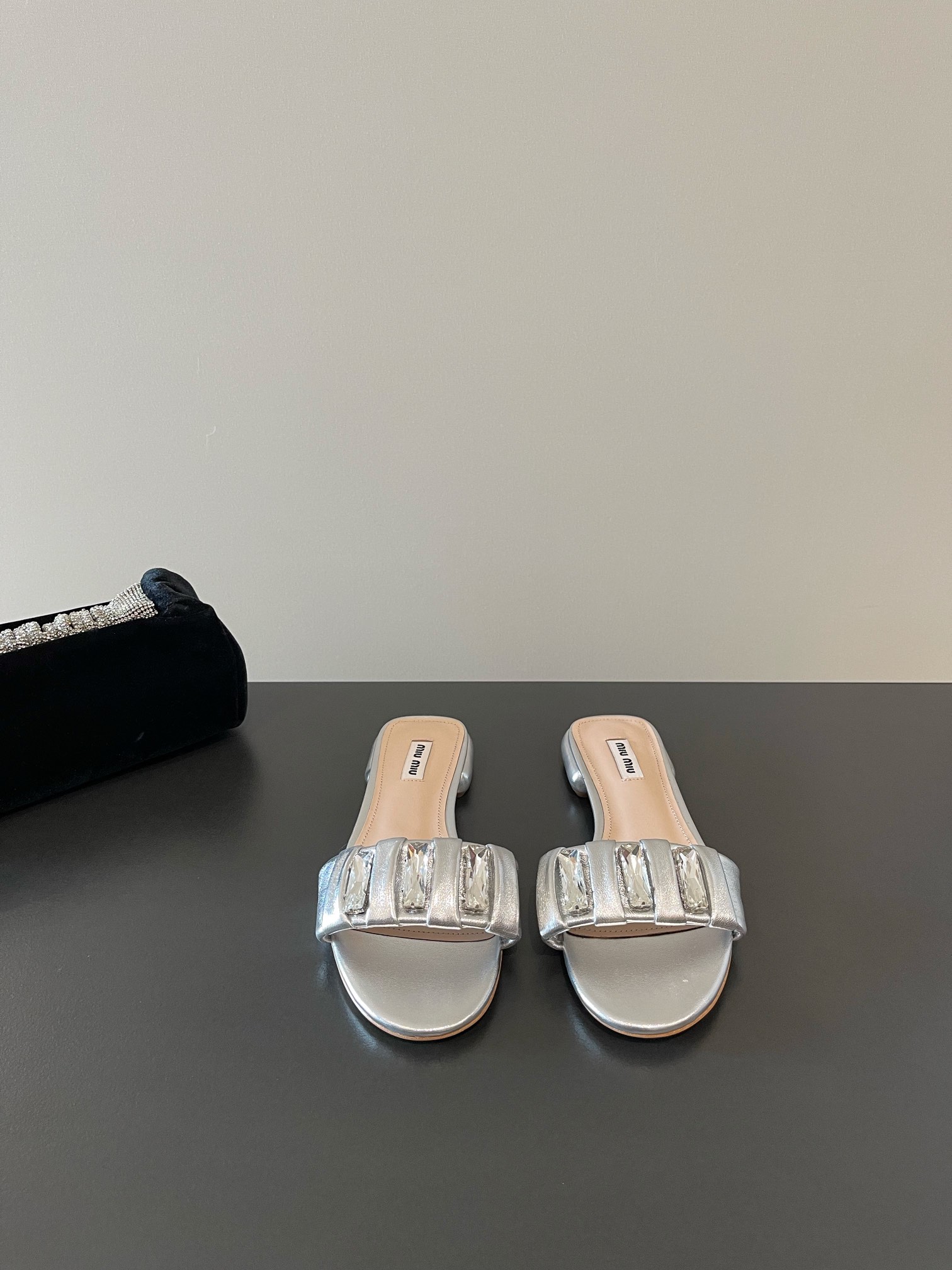 NO:228510,miumiu The latest Czech Olympic diamond pleated one-length strip flat bottom sandwich, fully imported cowhide, new color fabric adds many elements to look very delicate, it turns into long legs in seconds when worn, the counter is replicated, and it can be said that it is really super Amway when you put it on!  Size35-40 original packaging, slippers, miumiu, slippers, cowhide19860909miumiu 缪缪 最新捷克奥钻褶皱一字带平底凉拖 全进口牛皮面 新的配色面料加入很多元素显得十分精致 穿上秒变大长腿 专柜正品复刻 上脚可以说真的超级安利！ Size35-40 原版包装,拖鞋,miumiu,slippers,cowhide,Women's Shoes