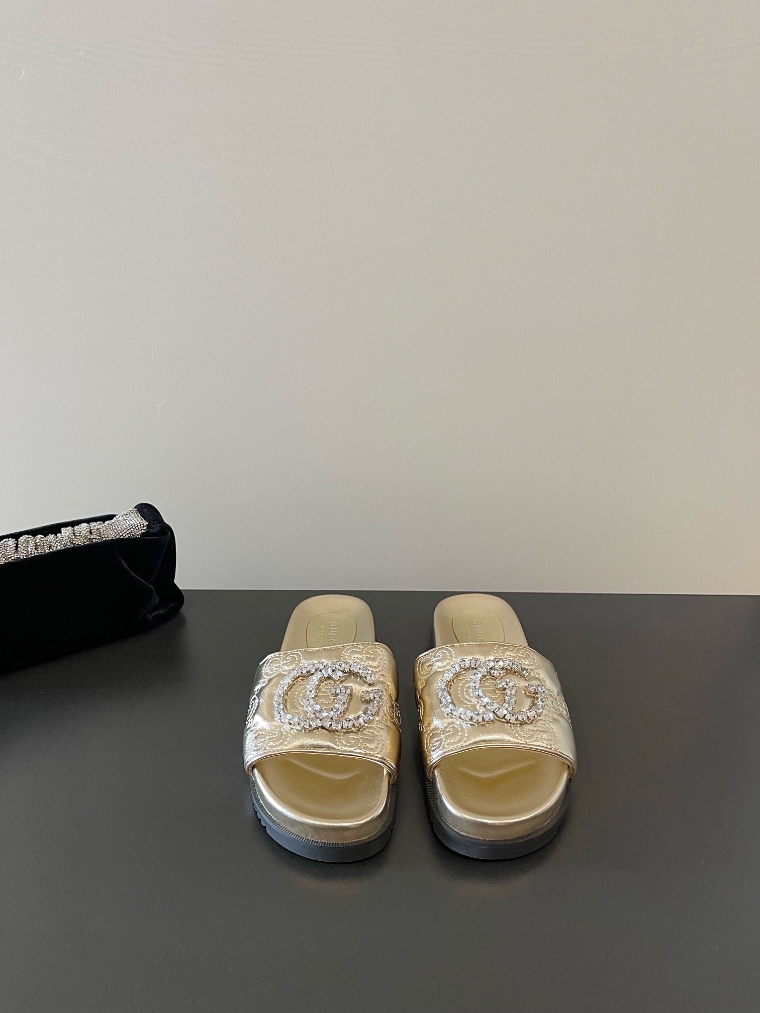 NO:228515,Gucci The latest Czech Olympic diamond embroidery logo with one-length straps, thick-soled sandals, fully imported cowhides, new color fabrics add many elements to look very exquisite, and they become long legs in seconds when worn. The authentic counter replica is replicated. It can be said that it is really super Amway!  Size35-40 original packaging, slippers, gucci, slippers, cowhide19860909Gucci 古琦 最新捷克奥钻刺绣logo一字带厚底凉拖 全进口牛皮面 新的配色面料加入很多元素显得十分精致 穿上秒变大长腿 专柜正品复刻 上脚可以说真的超级安利！ Size35-40 原版包装,拖鞋,gucci,slippers,cowhide,Women's Shoes