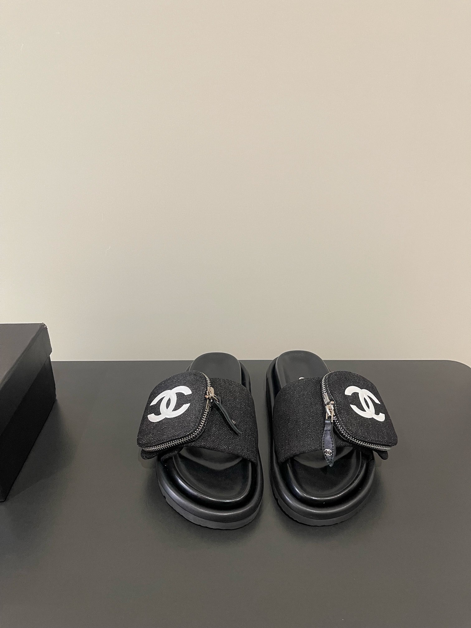 NO:228520,Chanel's latest washing denim noodles with large logo zipper wallet thick bottom sandwich, fully imported denim noodles, new color fabrics add many elements to look very delicate, it turns into long legs in seconds when worn, authentic counter replica, and it can be said that it is really super Amway!  Size35-40 original packaging, slippers, chanel, slippers, wallets19860909香奈儿最新水洗牛仔面大logo拉链钱包厚底凉拖 全进口牛仔面 新的配色面料加入很多元素显得十分精致 穿上秒变大长腿 专柜正品复刻 上脚可以说真的超级安利！ Size35-40 原版包装,拖鞋,chanel,slippers,wallets,Women's Shoes