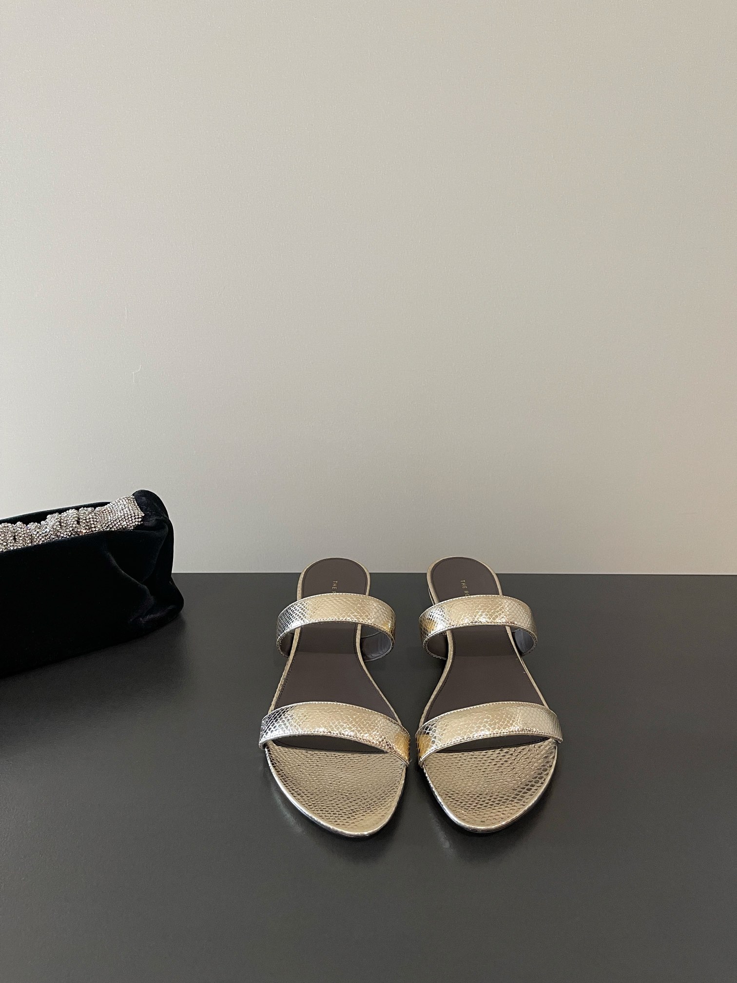 NO:228525,THE ROW Latest Small Heel Snake Skin Pattern Two-Poster Band Simple and Fashionable All-match Sandals You will be amazed immediately with your must-have style!  Upper wrinkled butter sheepskin sheepskin inner sheepskin size 35-39 40 customized non-return and exchange, slippers, slippers, sheepskin, snakeskin19860909THE ROW 最新 小跟蛇皮纹 二字带 简约时髦 百搭凉拖鞋 上脚马上会惊艳到你的必备款！ 鞋面皱牛油羊皮 羊皮 内里羊皮里 码数35-39 40订做不退换,拖鞋,slippers,sheepskin,snakeskin,Women's Shoes