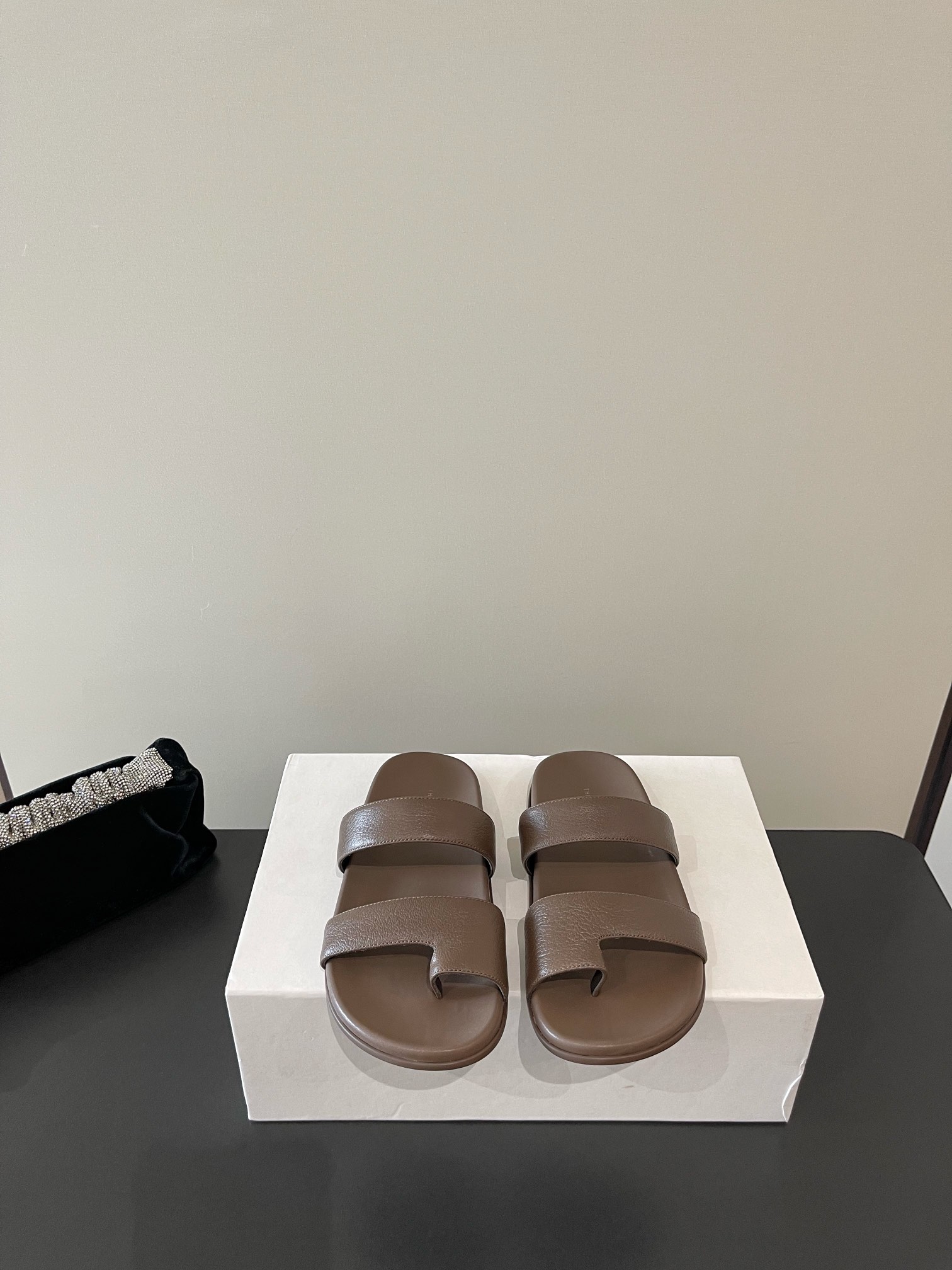 NO:228558,THE ROW The latest second uncle's lychee pattern cowhide with slim leather, simple and fashionable, versatile sandals. It will immediately surprise you with your must-have style!  Litchi pattern cowhide upper size 35-39 40 customized non-return and exchange, split-toe shoes, slippers, cowhide19860909THE ROW 最新二舅夹脚荔枝纹牛皮 简约时髦 百搭凉拖鞋 上脚马上会惊艳到你的必备款！ 鞋面荔枝纹牛皮 码数35-39 40订做不退换,分趾鞋,slippers,cowhide,Women's Shoes