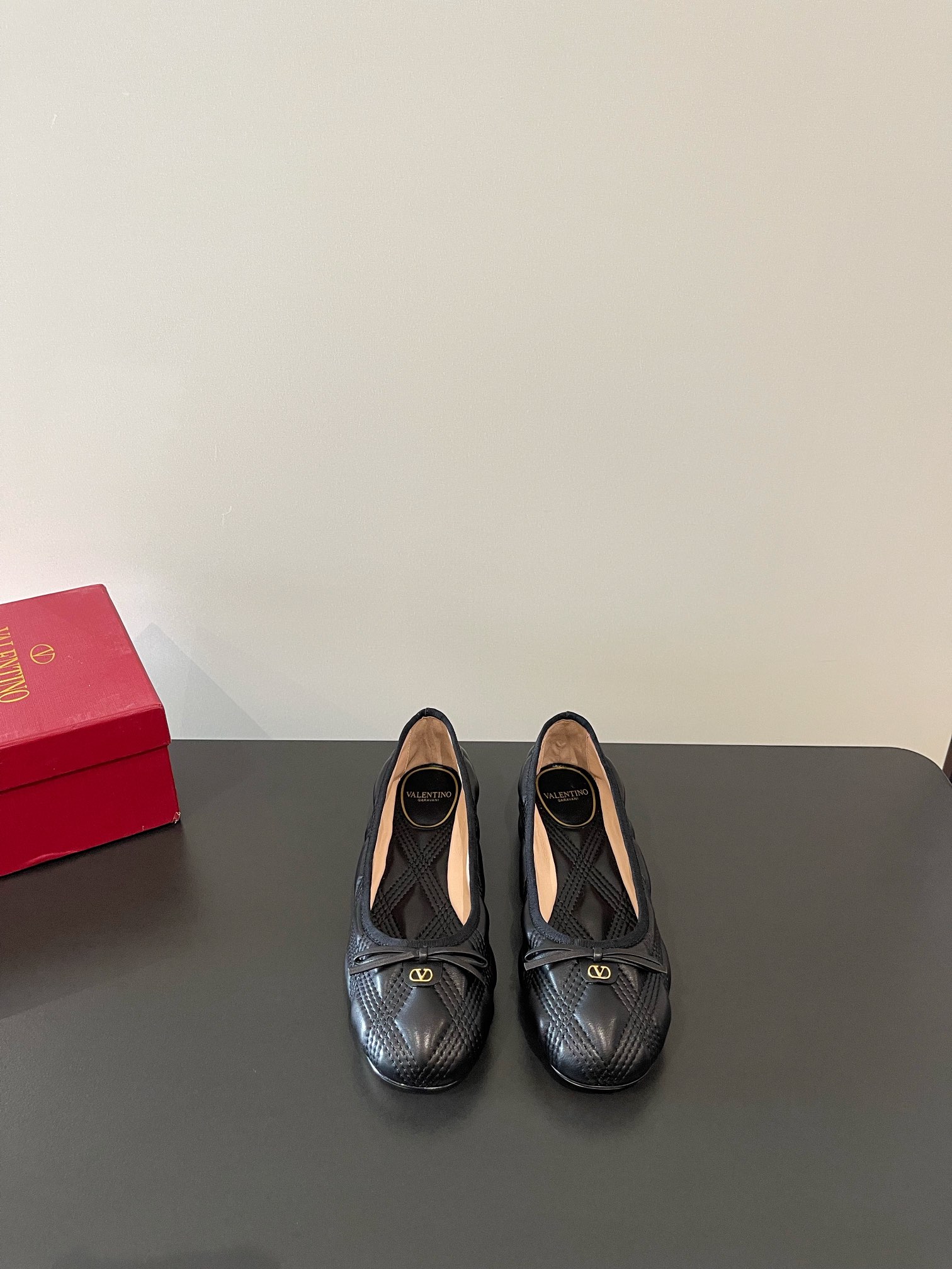 NO:228584,VALENTINO latest line pressing craft cover bag ballet bow shoes original autumn and winter matching coat versatile and comfortable Material: imported original sheepskin inner sheepskin Italian leather outsole Size: 35–41 (custom made in 40, 41), ballet shoes, valentino, valentino, sheepskin, Leather soles19860909VALENTINO华伦天奴 最新压线工艺套包芭蕾舞蝴蝶结单鞋 原版购入秋冬搭配大衣 百搭又舒适  材质:进口原版羊皮 内里羊皮 意大利真皮大底 尺码:35–41（40、41订做）,芭蕾舞鞋,valentino,valentino,sheepskin,Leather soles,Women's Shoes