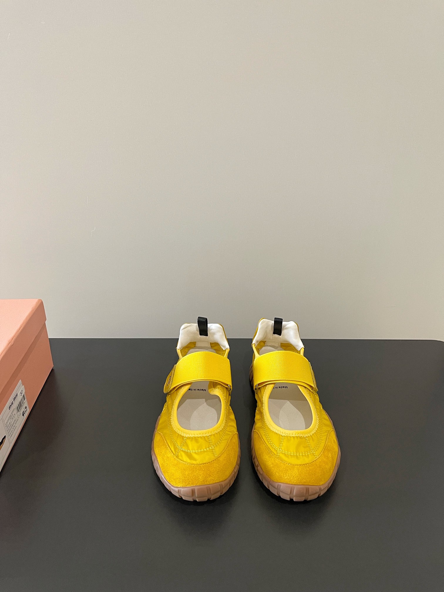 NO:228575,Miumiu's latest early spring European and American retro Mary Zhen fashion Desert casual sneakers. The original top replica is released simultaneously on the counter. The fabric is specially supplied for imported cow backfloe. Nylon feather splicing. The whole pair of shoes is very textured. The inner footbed is cowhide. The imported original sole is simple and fashionable. It looks very delicate on the feet!  Size 35-41 (40 41 custom made without return), Mary Jane, miumiu, mary jane, sneakers, cowhide19860909miumiu 最新早春欧美复古玛丽珍时尚德训休闲运动鞋  原版顶级复刻 专柜同步发售 面料采用特供进口牛反绒 尼龙羽拼接 整双鞋就是非常显质感 内里垫脚牛皮 进口原版大底 款式简约时尚 上脚十分显秀气 ！ Size 35-41（40 41定做不退换）,玛丽珍,miumiu,mary jane,sneakers,cowhide,Women's Shoes