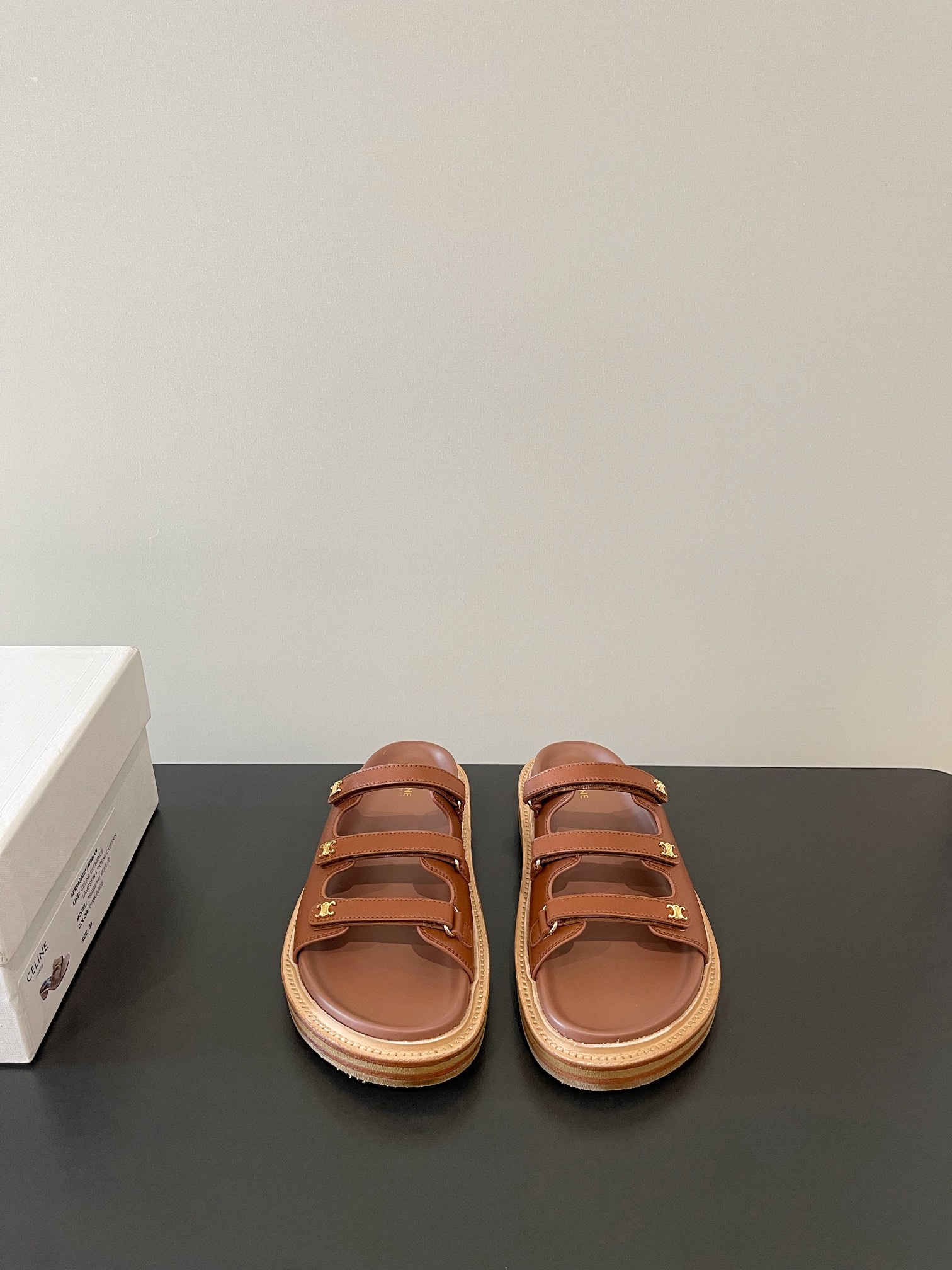 NO:228530,celine Spring and summer new popular Arc de Triomphe British style flat-sole three-belt sandal slippers, simple, atmospheric, fashionable and out of fashion, it is the classic that never fades away in the fashion circle. Retro British style and extraordinary temperament!  Top-grade cowhide fabric, large sole, wear-resistant velvet, genuine leather lead strips, three-layer combination of large sole!  Slippers, celine, sandals, slippers, cowhide19860909celine 春夏新款爆款凯旋门英伦风平底三带微标凉鞋拖 简约大气时髦耐看不过时 是时尚圈永不退潮的经典所在 复古的英伦风格 气质非凡 ！ 面料顶级牛皮 大底耐磨绒真皮铅条三层组合大底！ 码数35-42（40 41 42定制）,拖鞋,celine,sandals,slippers,cowhide,Women's Shoes