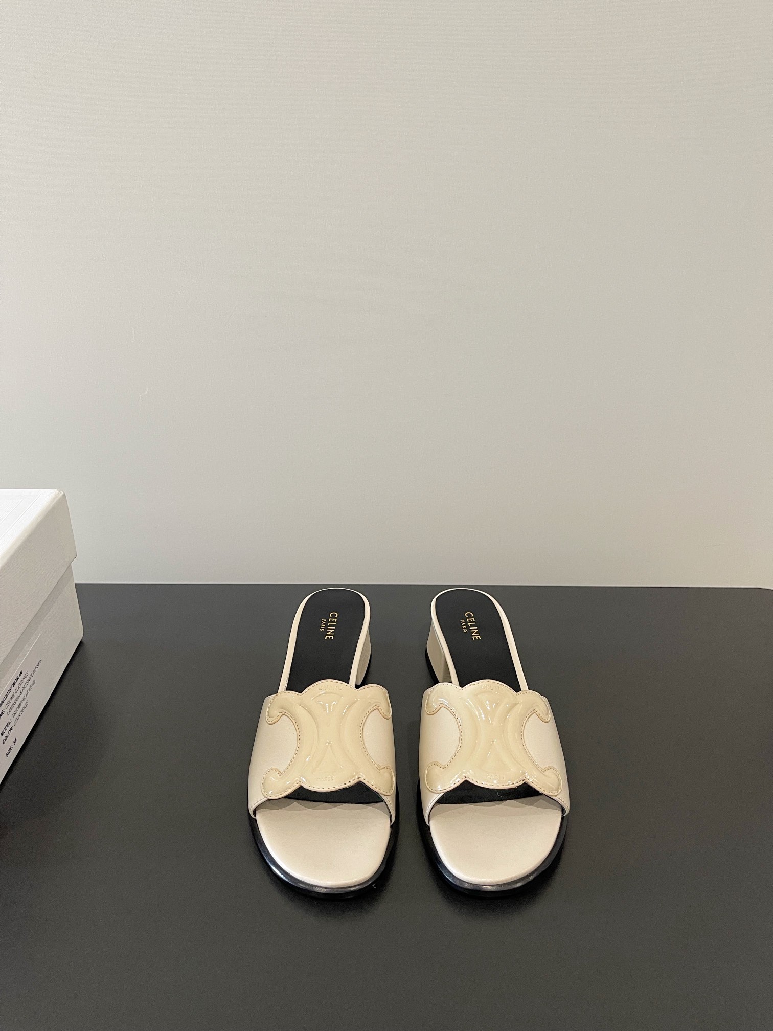 NO:228535,celine Spring and summer new popular Arc de Triomphe British style small heel micro-label sandal slippers, simple, atmospheric, fashionable and out of fashion, is the classic that never fades away in the fashion circle. Retro British style and extraordinary temperament!  Top-grade ox patent leather fabric, outsole, genuine leather outsole, heel height 4.5, size 35-41 (40 41 customization), slippers, celine, sandals, slippers, Leather soles19860909celine 春夏新款爆款凯旋门英伦风小跟微标凉鞋拖 简约大气时髦耐看不过时 是时尚圈永不退潮的经典所在 复古的英伦风格 气质非凡 ！ 面料顶级牛漆皮 大底真皮大底 跟高4.5 码数35-41（40 41 定制）,拖鞋,celine,sandals,slippers,Leather soles,Women's Shoes