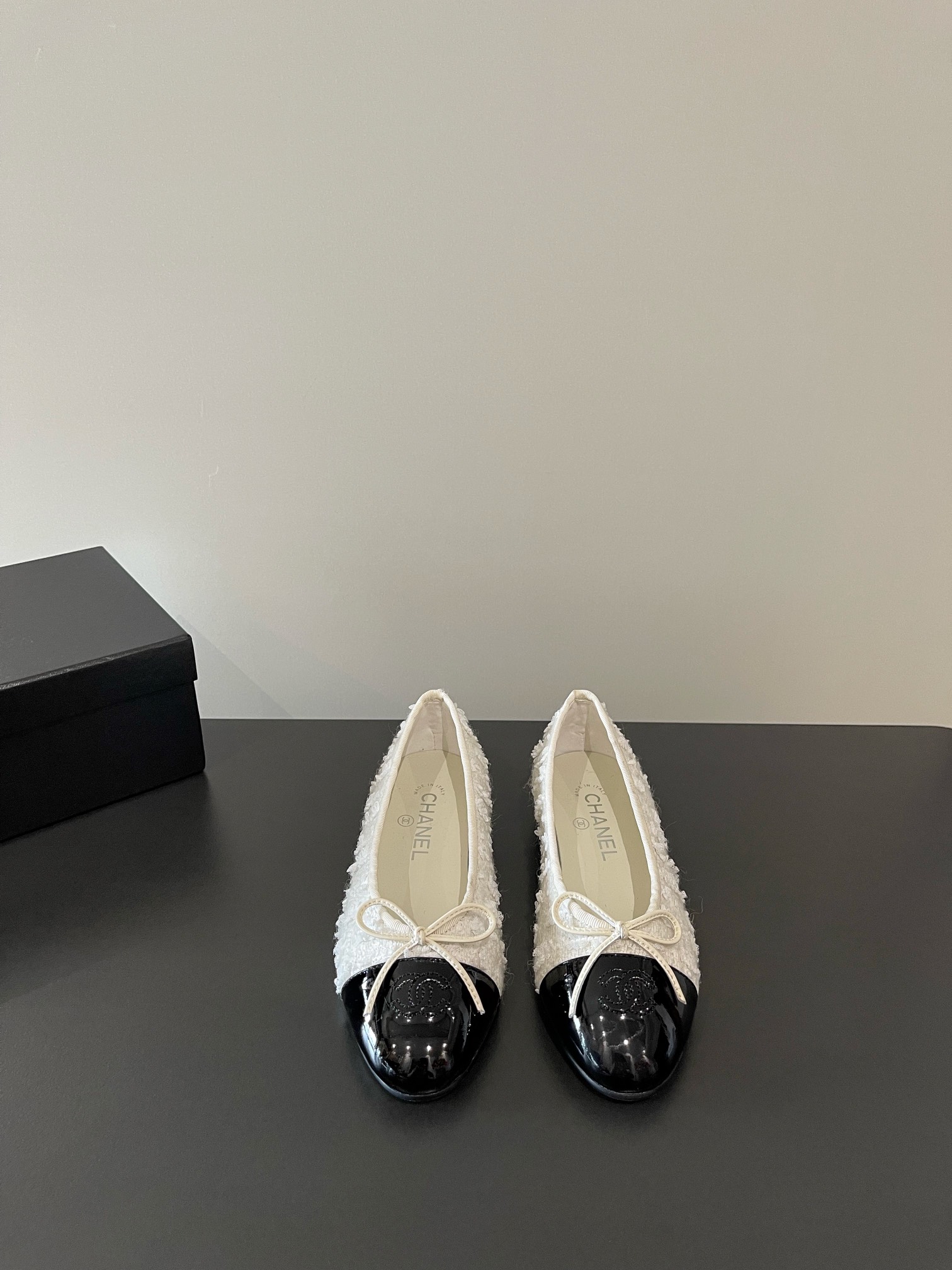 NO:266163,Chanel classic slingback small fragrant sandals!  Single shoes!  Popularity is fleeting, but the style lasts forever!  This pair of empty shoes is the classic among Xiangjia classics!  The two-color combination is simple and exquisite. The universal evergreen style in the counter is always out of date!  The counter is original leather material, imported sheepskin lining, and imported cowhide leather soles from Italy!  Heel height 1cm 6.5cm 9.0cm Top quality, Size35-40 (34 40 41 42 43 customized), sandals and shoes, chanel, chanel, sandals, cowhide, sheepskin19860909chanel 经典slingback小香凉鞋！单鞋！ 流行稍纵即逝,但风格永存！这双后空鞋就是香家经典中的经典！双色搭配,简约精致,专柜里的万能长青款,永远不过时单品！ 专柜原版皮料,进口羊皮内里,意大利进口牛皮革鞋底！ 跟高1cm 6.5cm 9.0cm 顶级品质,Size35-40（34 40 41 42 43定做）,凉鞋单鞋,chanel,chanel,sandals,cowhide,sheepskin,Women's Shoes